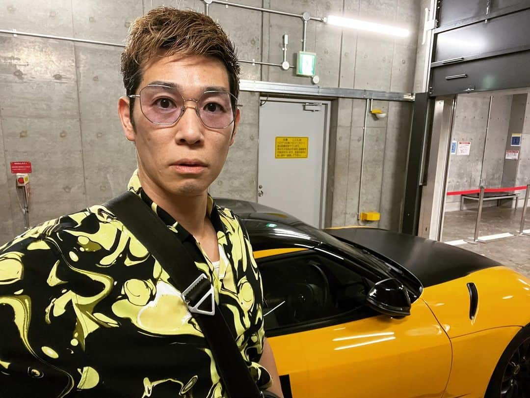 レイザーラモンHGさんのインスタグラム写真 - (レイザーラモンHGInstagram)「スープラの色を拾ったシャツは @hm  黒と黄コーデしたくて探してたらドンズバ！しかもマーブル感が良き😍 #ootd #hm」6月7日 11時41分 - razorramonhg