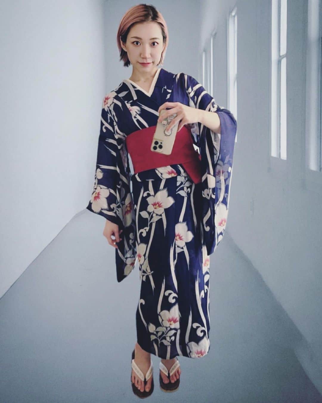 夏目麻央さんのインスタグラム写真 - (夏目麻央Instagram)「衿合わせ浅め半衿細めが気分な近頃。  最近作りたいものがあるんだけど作ってくれる工房さんがおらず…柔軟な博多織の織元さんいらっしゃいましたら教えてください🥹  #kimono #kimonostyle  #着物　#着物呑み」6月7日 11時46分 - yellowbarbie_m