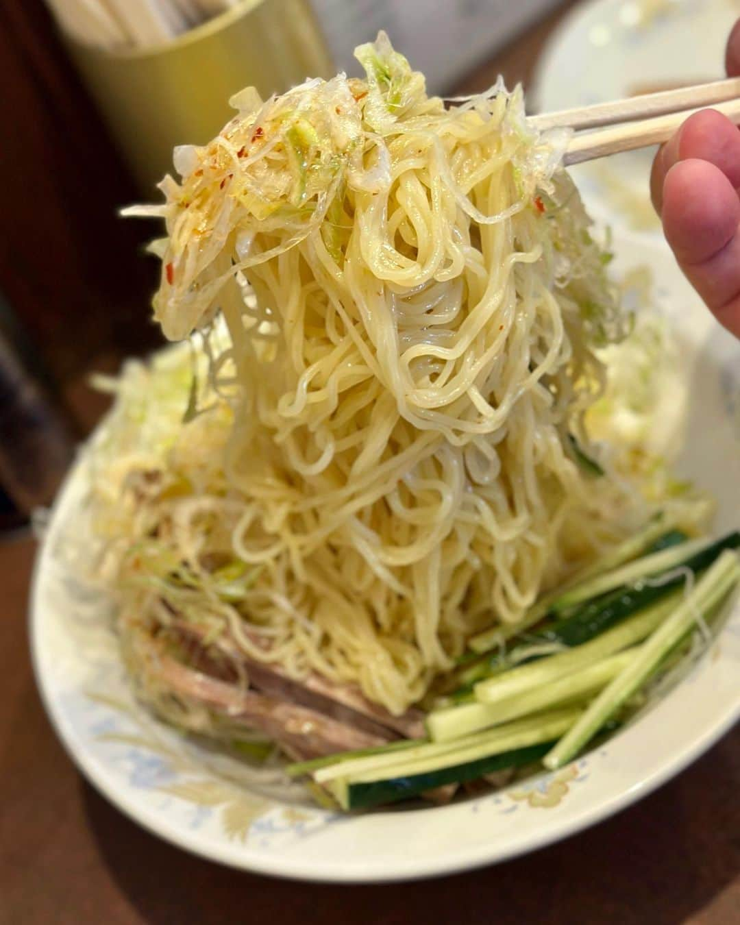 秋山具義さんのインスタグラム写真 - (秋山具義Instagram)「『鶏舎』で待ちに待った「冷やし葱そば」葱大もり、スープ、ギョウザ。 ⁡ まり子ママと待ち合わせしてオープン１時間前に着いて１番目でした！その後、大行列！ ⁡ めちゃくちゃ美味しかった〜！！！ 今年は何回食べられるかな〜  #鶏舎 #冷やし葱そば #具義冷やし中華2023 #具義ラーメン2023 #具義中華2023 #具義池尻大橋2023」6月7日 12時00分 - gugitter