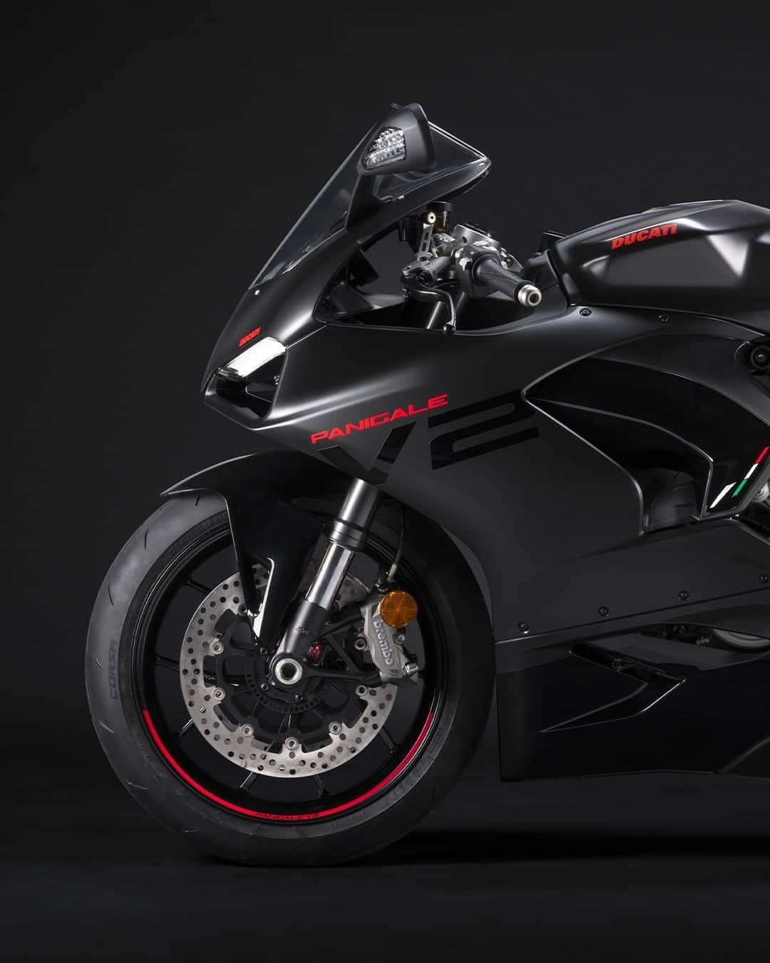 Ducati Japanさんのインスタグラム写真 - (Ducati JapanInstagram)「新型パニガーレV2に新色「ブラック・オン・ブラック」が追加  ダークマットグレーを基調とし、光沢のあるブラックのエレメントを散りばめた、目を引く仕上がりとなっています。また、タンク、フェアリング、ホイールには、ロゴとレッドのディテールが施され、その見た目を完成させています。  さらに、サドルのグラフィックや素材も一新し、スポーティさと洗練を両立させた斬新なデザインとなっています。  モデル詳細等はドゥカティ公式Webサイトからご覧ください。  #ドゥカティいいじゃん #ドゥカティ #DUCATI #パニガーレV2 #パニガーレ #スーパーバイク」6月7日 12時00分 - ducatijapan