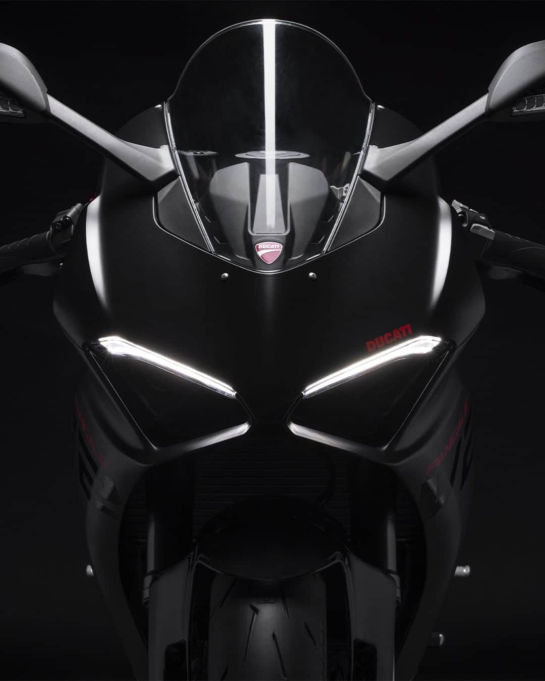 Ducati Japanさんのインスタグラム写真 - (Ducati JapanInstagram)「新型パニガーレV2に新色「ブラック・オン・ブラック」が追加  ダークマットグレーを基調とし、光沢のあるブラックのエレメントを散りばめた、目を引く仕上がりとなっています。また、タンク、フェアリング、ホイールには、ロゴとレッドのディテールが施され、その見た目を完成させています。  さらに、サドルのグラフィックや素材も一新し、スポーティさと洗練を両立させた斬新なデザインとなっています。  モデル詳細等はドゥカティ公式Webサイトからご覧ください。  #ドゥカティいいじゃん #ドゥカティ #DUCATI #パニガーレV2 #パニガーレ #スーパーバイク」6月7日 12時00分 - ducatijapan
