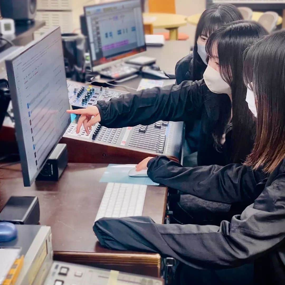 日本工学院さんのインスタグラム写真 - (日本工学院Instagram)「放送芸術科音声コースの学生が、番組制作の基礎を学んでいる様子です♪ . ピンマイクの使い方やソフトウェアを使った編集作業、さらには音楽や効果音の選曲など、幅広く勉強をしていきます✨ . . 「#日本工学院」をチェック！！ 学生が投稿したリアルな日常風景を見ることができますよ！ . . #nihonkogakuin #専門学校 #日本工学院八王子専門学校 #日本工学院専門学校 #教職員投稿写真 #放送芸術科 #若きつくりびと #映像作品 #映像クリエイター #映像作家 #映像編集 #映像演出 #映画 #動画 #動画制作 #番組 #番組制作 #撮影 #カメラ撮影  #カメラマン男子 #カメラマン女子」6月7日 12時00分 - nihonkogakuin