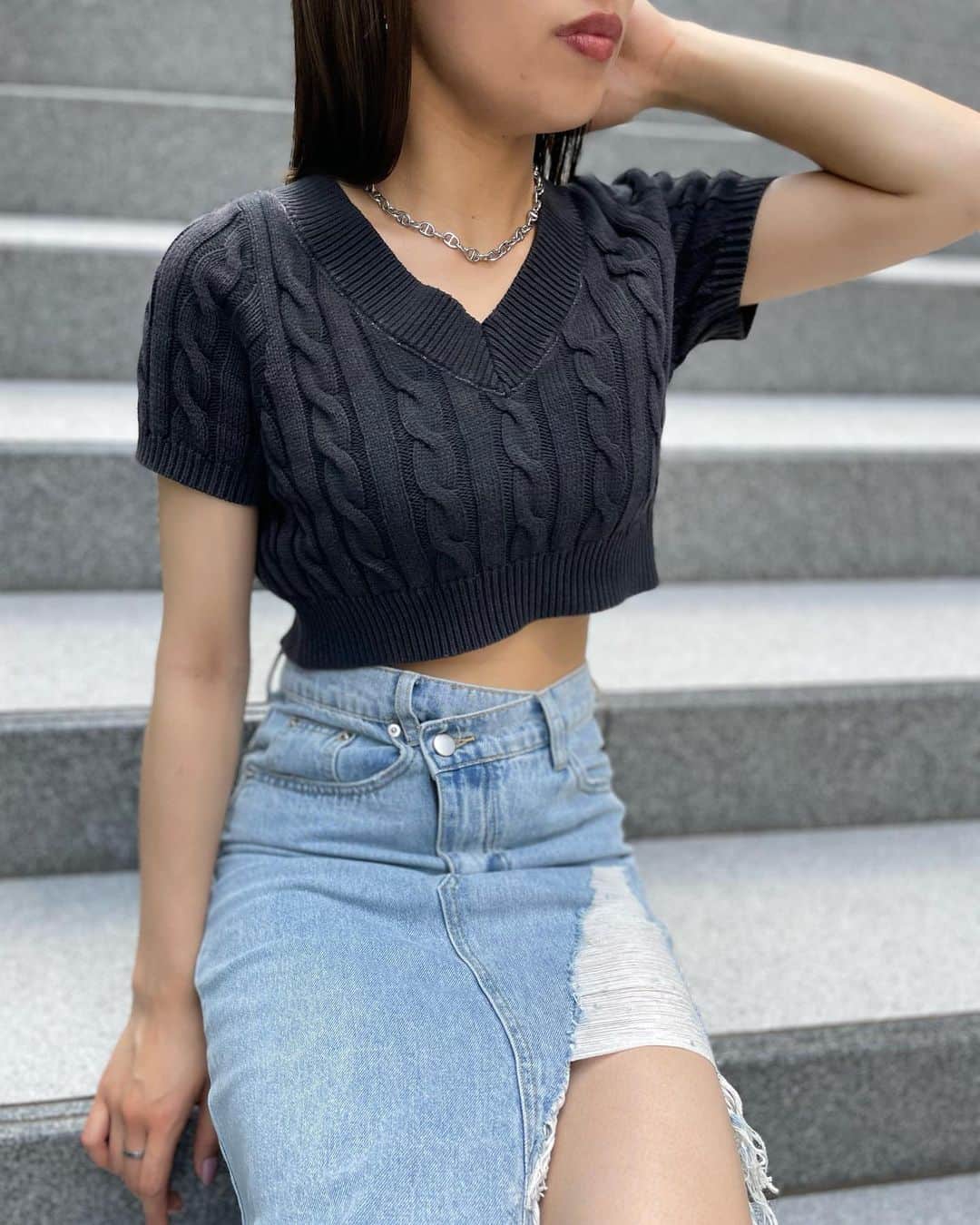 ENVYMのインスタグラム：「【𝙍𝙚 𝙨𝙩𝙤𝙘𝙠】 ⁡ ⁡ ◾︎ケーブルニットTOPS color / BLACK,PINK,NAVY ⁡ ⁡ ブリーチ加工をしたニットTOPS。 コンパクトなシルエットなのでメリハリあり、バランス良く着用出来ます。 ハイウエストボトムとの着用がオススメです◎ ⁡ --------------------------------- ⁡ ⁡ #envym #2023ss #summer」