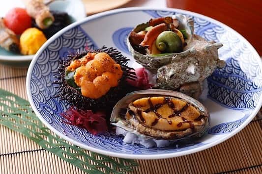 東京會舘さんのインスタグラム写真 - (東京會舘Instagram)「【父の日の会食にお勧め  旬の食材をご堪能いただける会席料理】 6月18日(日)の父の日、落ち着きのある和のしつらえの日本料理 八千代で、ご家族でのお食事を楽しんでみてはいかがでしょうか。「涼風会席」は旬の食材をご堪能いただける会席料理で、鱧(はも)や鮑(あわび)、鮎(あゆ)、鰻(うなぎ)といった贅沢な食材を技巧をこらした10品の料理をご提供します。6月18日(日)までに父の日のご会食としてご利用いただいたお客様には、特典として、ひまわりの花を1グループにつき1輪プレゼント。「敬慕」「憧れ」という花言葉を持つひまわりと八千代の贅沢なお料理で、感謝の思いに花を添えます。 ⁡ ●涼風会席　 贅沢な食材で夏の季節感とともにお楽しみいただける会席料理です。鱧料理に始まり、鮑やウニの盛り合わせ、鮎の塩焼き、活巻海老の天ぷら、氷温熟成することでうま味が増したブランド肉「氷室豚」の串焼きなど10品をご提供します。お酒のつまみにも合う少量で盛り付け、夏らしい涼感を感じる演出でおもてなしします。締めには鰻重をご用意しており、暑気払いの会食にもおすすめです。   ＜内容＞旬肴：活鱧湯引／磯の香り：貝焼鮑、栄螺壷焼、焼雲丹／涼味：酒肴五種盛り／納涼肴：鰺のたたき、いかそうめん／焜炉：香魚塩焼、蓼酢／氷室：幻の豚アスパラ串／温石：ねぎま鍋／油売り：活巻海老の天麩羅／お江戸：鰻重、奈良漬、肝吸／水菓子 ⁡ ※8月31日(木)までご提供、3日前までの要予約 ※ひまわりの花を1グループにつき1輪プレゼントする「父の日特典」(6月18日まで)をご利用の場合はご予約時にお申し付けください。6月18日以降、特典のご利用をご検討されている場合はお気軽に店舗へご相談ください。 ⁡ #東京會舘 #tokyokaikan #八千代 #yachiyo #東京 #丸の内 #銀座 #有楽町 #日本料理 #和食 #ランチ #ディナー #期間限定 #夏季限定 #夏 #父の日 #父の日ギフト #父の日プレゼント #家族向け #ひまわり #鱧 #ハモ #鰻 #うなぎ #天ぷら #tokyo #japanesefood #tempura #fathersday #sunflower」6月7日 12時09分 - tokyokaikan