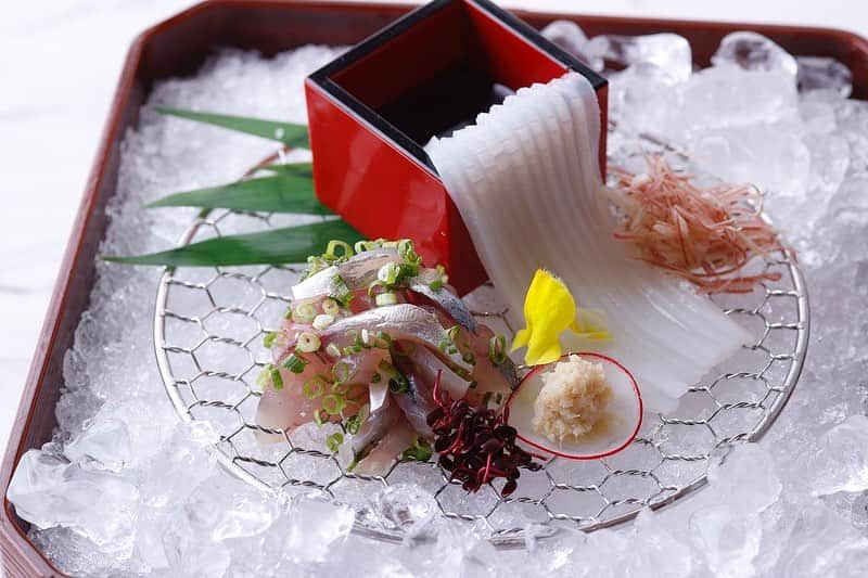 東京會舘さんのインスタグラム写真 - (東京會舘Instagram)「【父の日の会食にお勧め  旬の食材をご堪能いただける会席料理】 6月18日(日)の父の日、落ち着きのある和のしつらえの日本料理 八千代で、ご家族でのお食事を楽しんでみてはいかがでしょうか。「涼風会席」は旬の食材をご堪能いただける会席料理で、鱧(はも)や鮑(あわび)、鮎(あゆ)、鰻(うなぎ)といった贅沢な食材を技巧をこらした10品の料理をご提供します。6月18日(日)までに父の日のご会食としてご利用いただいたお客様には、特典として、ひまわりの花を1グループにつき1輪プレゼント。「敬慕」「憧れ」という花言葉を持つひまわりと八千代の贅沢なお料理で、感謝の思いに花を添えます。 ⁡ ●涼風会席　 贅沢な食材で夏の季節感とともにお楽しみいただける会席料理です。鱧料理に始まり、鮑やウニの盛り合わせ、鮎の塩焼き、活巻海老の天ぷら、氷温熟成することでうま味が増したブランド肉「氷室豚」の串焼きなど10品をご提供します。お酒のつまみにも合う少量で盛り付け、夏らしい涼感を感じる演出でおもてなしします。締めには鰻重をご用意しており、暑気払いの会食にもおすすめです。   ＜内容＞旬肴：活鱧湯引／磯の香り：貝焼鮑、栄螺壷焼、焼雲丹／涼味：酒肴五種盛り／納涼肴：鰺のたたき、いかそうめん／焜炉：香魚塩焼、蓼酢／氷室：幻の豚アスパラ串／温石：ねぎま鍋／油売り：活巻海老の天麩羅／お江戸：鰻重、奈良漬、肝吸／水菓子 ⁡ ※8月31日(木)までご提供、3日前までの要予約 ※ひまわりの花を1グループにつき1輪プレゼントする「父の日特典」(6月18日まで)をご利用の場合はご予約時にお申し付けください。6月18日以降、特典のご利用をご検討されている場合はお気軽に店舗へご相談ください。 ⁡ #東京會舘 #tokyokaikan #八千代 #yachiyo #東京 #丸の内 #銀座 #有楽町 #日本料理 #和食 #ランチ #ディナー #期間限定 #夏季限定 #夏 #父の日 #父の日ギフト #父の日プレゼント #家族向け #ひまわり #鱧 #ハモ #鰻 #うなぎ #天ぷら #tokyo #japanesefood #tempura #fathersday #sunflower」6月7日 12時09分 - tokyokaikan