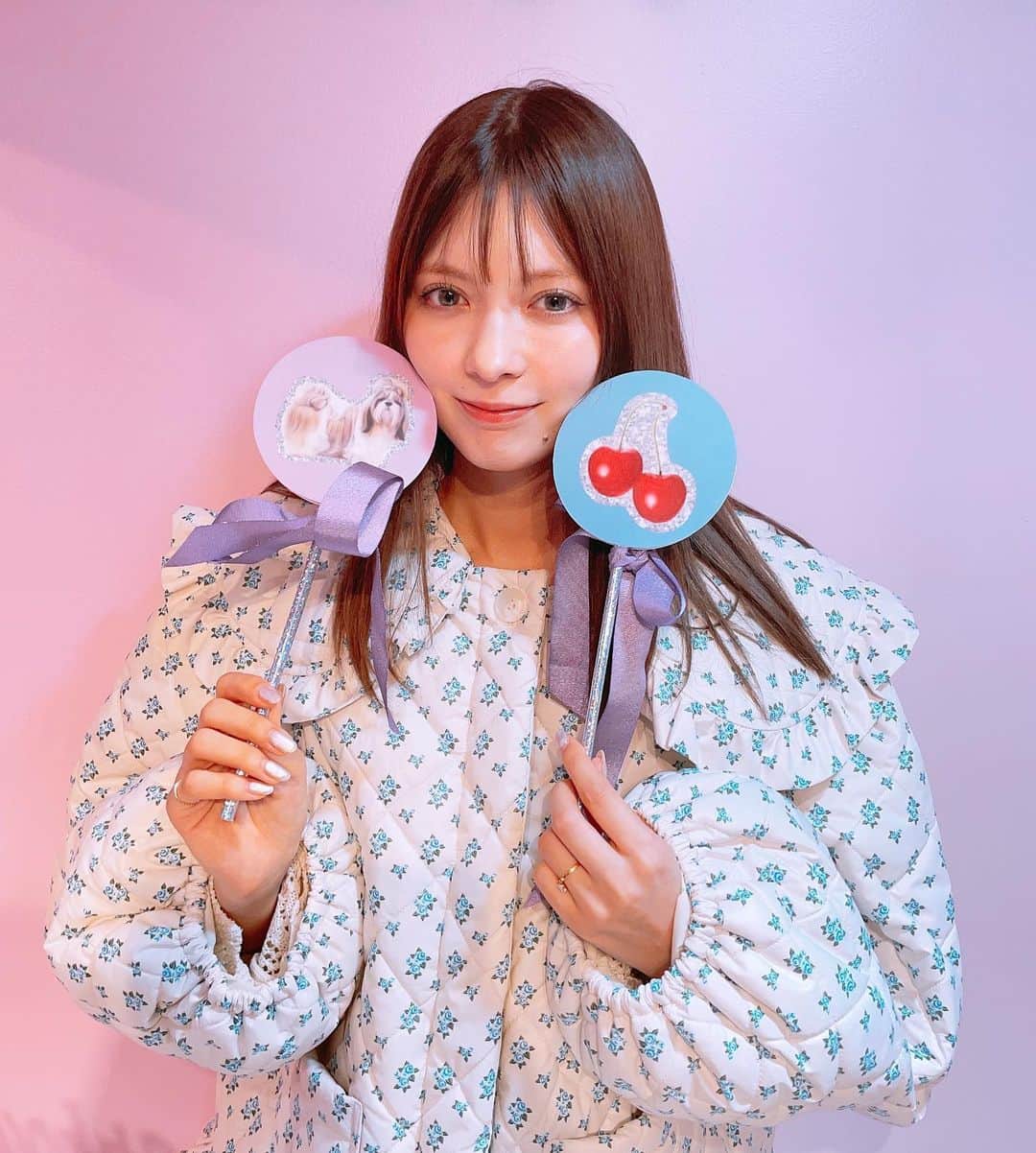 板橋よしえのインスタグラム：「. 展示会2日目！ 朝いちで麗しの @alilouss ちゃまが🩷 透明＆発光したつるんつるんお肌っ😳✨ アリサ～また近々だよ～🩷」