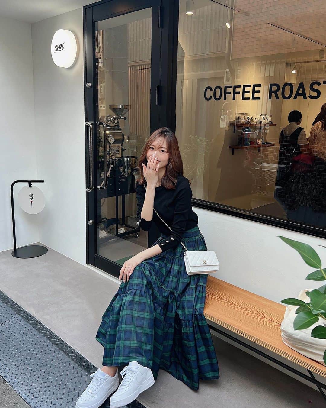 渡邉みさきのインスタグラム：「. お気に入りの トップスとスカート💚🖤  @birthdaybashshop   #birthdaybash #BB #コーデ#BBコーデ #BB子ちゃん #スニーカーコーデ #中崎町カフェ#大阪カフェ」