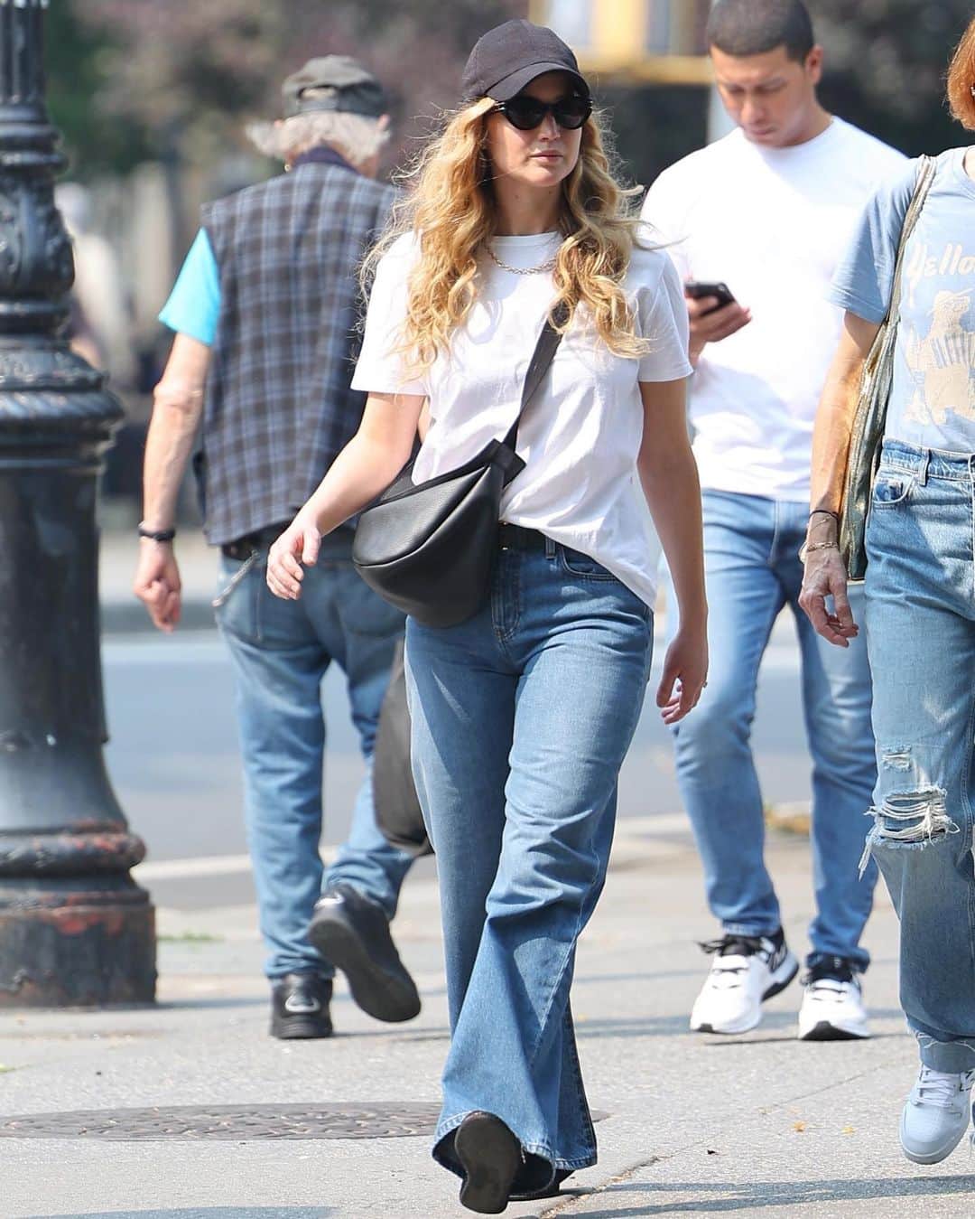 Just Jaredさんのインスタグラム写真 - (Just JaredInstagram)「Jennifer Lawrence soaks up the sunny weather while out on a walk with a friend. #JenniferLawrence Photos: Backgrid」6月7日 12時14分 - justjared