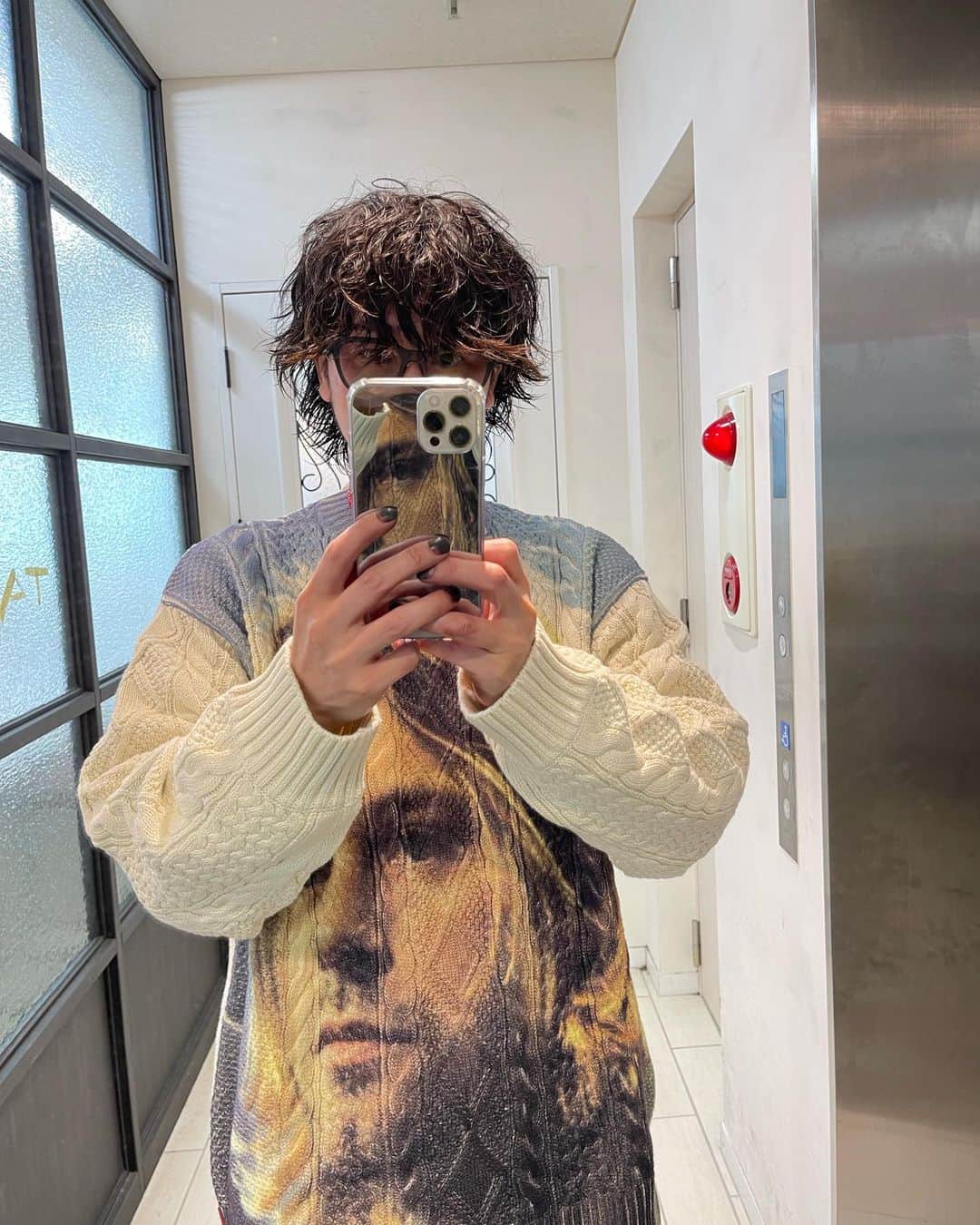 加代憲康のインスタグラム：「supreme× Kurt Cobain サイズ感は詳しく @episo_official で載せてます！このニットはかなりクオリティ高いタイプでした！マジオススメです！  @7natsu23 夏生に髪切ってもらった✂︎ ありがと！毎回最高です！ @7natsu23_m_style メンズも上手いしママ美容師としても売れてるし🙌本当凄いです！  8月オープンに向けて新店舗の準備が始まりそう🙌また詳しく更新してきますね！ ちなみに場所は今のタブーケイからそこまで離れないのでご安心を！また近日報告します！ #supreme #supremekurtcobain  #シュプリーム #NAGOYA #名古屋 #名駅 #報告 #新店舗 #メンズスタイル #メンズカット」