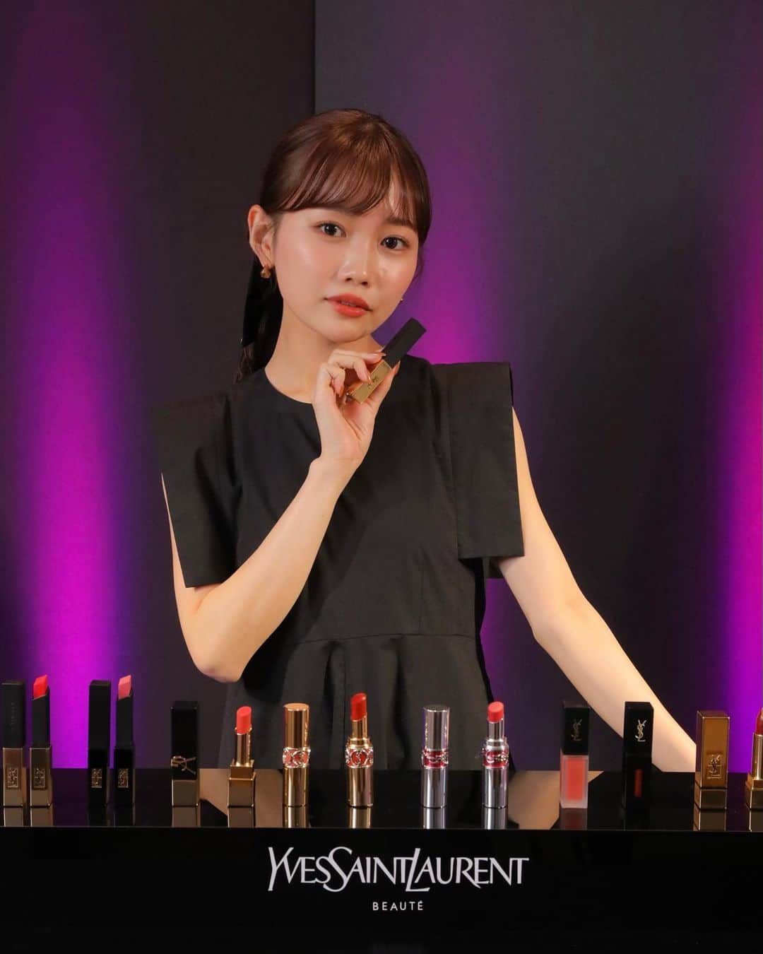 水越みさとさんのインスタグラム写真 - (水越みさとInstagram)「. 昨日イヴ・サンローランの 「YSLリップ」ワークショップに参加させていただきました。  会場ではリップの質感について教えていただいたり、ナショナルメイクアップアーティスト @jo_takahashi1978 さんのLOOKを拝見したりすごく楽しい時間でした✨  デパコスリップ＝YSLくらい不動の人気を誇っていますが 実はカラーとテクスチャーで約100種類ものラインナップがあるんです。  レッド系、ピンク系、ブラウン系、ベージュ系‥などなど 色に偏りもなくときめく絶妙カラーばかりなので きっとお気に入りの1本が見つかると思います🥹 （魅力的すぎて逆に迷ってしまうくらい）  今回のワークショップのゴールは 推しリップを見つけることだったので 悩みながら私も2本選んできました！  💄ルージュ ピュールクチュール ザ スリム ベルベットラディカル 311 →ほど良いしっとり感があって使いやすいセミマットリップ。単色でも、重ね使いの土台にも映えるベージュ系✨  💄ルージュ ピュールクチュール ヴェルニ ヴィニルクリーム 441 →ピタッとフィット感があって濃密な発色のツヤリップ。610が大好きなカラーで近いかも？とおもって試したら441がドンピシャに好きな色❤️ややテラコッタっぽいカラーです✨  ※写真は311のあとに441を重ねた！  既に持ってるから今回は選ばなかったけど やっぱりキャンディグレーズの艶々仕上がりも 大好きなんですよね‥  皆さんもYSLでお気に入りのリップがあれば ぜひ教えてください🥰❤️  @yslbeauty  #PR #myYSLlip#YSL#yslbeauty #イヴサンローラン #デパコスリップ #リップスティック#リップメイク」6月7日 12時26分 - mitan.m