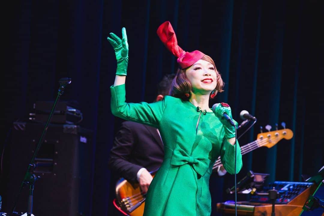 野宮真貴のインスタグラム：「. お待たせしました！  野宮真貴ビルボードライブツアー決定！  2013年から毎年続けてきた“渋谷系とそのルーツの名曲を歌い継ぐ音楽プロジェクト「野宮真貴、渋谷系を歌う。」シリーズのライブも今年で10周年！記念すべき今回のテーマは「歌謡曲」！ シティポップだけでなく国内外でブームとなっている歌謡曲ですが、「渋谷系歌謡曲」としてどんな曲を歌うのか楽しみにしてくださいね。皆さんの好きな「歌謡曲」もあるはず⁉︎  「野宮真貴、渋谷系歌謡曲を歌う。」 【ビルボードライブ東京】（1日2回公演・2DAYS） 2023/9/17（日）1stステージ 開場15:30 開演16:30 / 2ndステージ 開場18:30 開演19:30 2023/9/18（月・祝）1stステージ 開場15:30 開演16:30 / 2ndステージ 開場18:30 開演19:30 http://www.billboard-live.com/pg/shop/show/index.php?mode=detail1&event=14300&shop=1  【ビルボードライブ大阪】（1日2回公演） 2023/9/22（金）1stステージ 開場17:00 開演18:00 / 2ndステージ 開場20:00 開演21:00 http://www.billboard-live.com/pg/shop/show/index.php?mode=detail1&event=14301&shop=2  #渋谷系歌謡曲 #渋谷系を歌う #ビルボードライブツアー #ビルボードライブ東京#ビルボードライブ大阪 #野宮真貴 #missmakinomiya」
