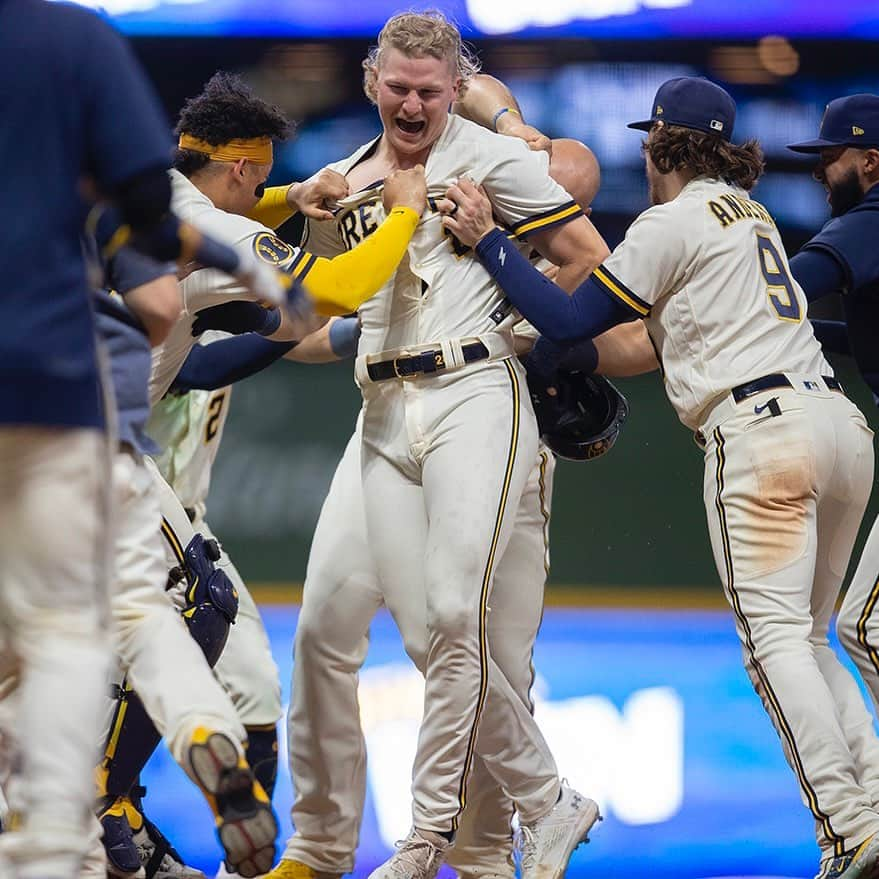 ミルウォーキー・ブルワーズさんのインスタグラム写真 - (ミルウォーキー・ブルワーズInstagram)「WIEMER WALKS IT OFF!   #ThisIsMyCrew」6月7日 12時26分 - brewers