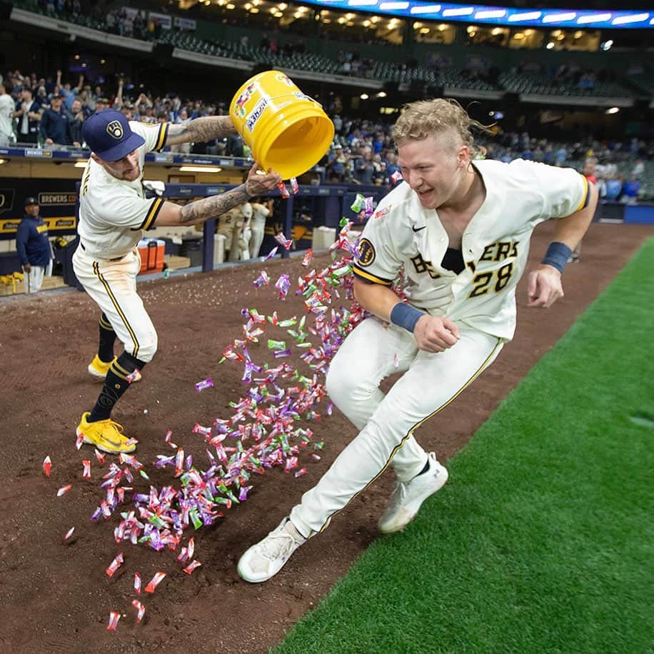 ミルウォーキー・ブルワーズさんのインスタグラム写真 - (ミルウォーキー・ブルワーズInstagram)「WIEMER WALKS IT OFF!   #ThisIsMyCrew」6月7日 12時26分 - brewers