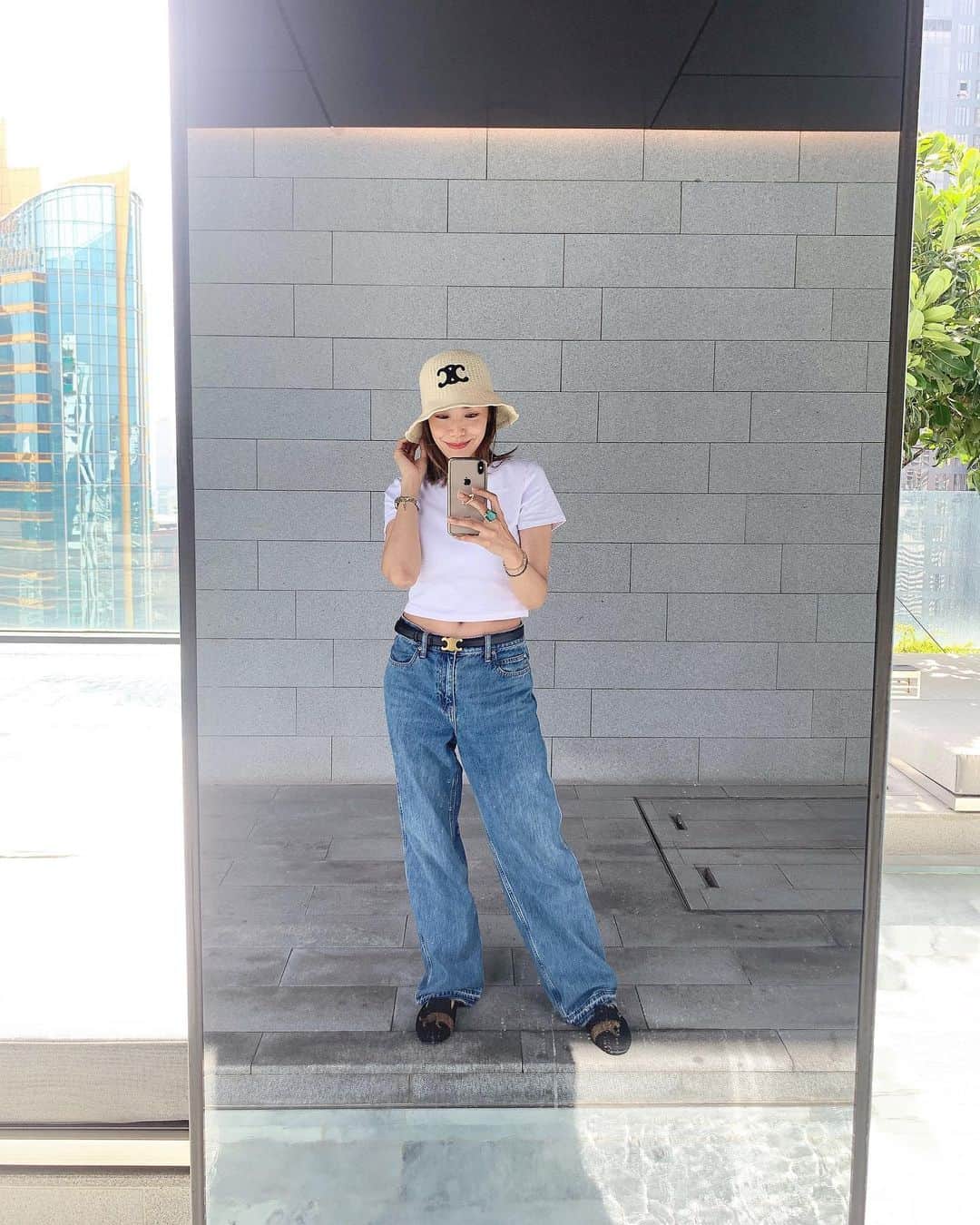 坂倉アコのインスタグラム：「自分らしくいること。  この簡単なようで簡単ではない、 人間の永遠のテーマ。  自分の歳とか、周りがこうだから、  じゃなくて、自分軸で描く人生。  他の誰のものでもない自分の人生。  他の誰かさんみたいにって思うときもあるけど  結局は自分にしかなれない。  だったら、自分史上、 最強で最高な自分を目指そうよって話。  で、他人に認めてもらえるようにじゃなくて、  一番、大事なのは、自分が自分を認めること。  私もそこがしっくりときてなかったから、 ずーっと終わることのない試合してた感じ(笑)  自分で自分を認めて、誇らしく思う。  それでいいんだよね。  めちゃくちゃシンプル。  あなたという、 たった一人の存在を誇らしく思うこと。  そして、  自分を何よりも満たすこと。  空っぽのタンクだったら、  自分どころか他人を満たすことなんて出来ないから。  全ては自分から始まる。  #loveyourselffirst  #selflove  #自分を愛す #自己肯定感 #自分を大切にする」