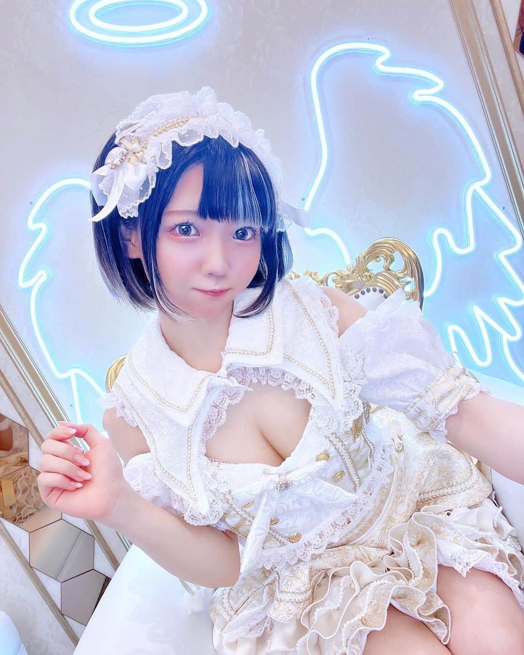 千夢さんのインスタグラム写真 - (千夢Instagram)「ふわふわ天使👼🍼 ・  6/2にOPENしたコンカフェ「天使のぴえん」さんの制服を着させてもらったよ！ ( @tenshi_pien )  「天使」と「ぴえん」をかけ合わせるの最強すぎる🥹💫  内装も天使モチーフになってるのすごい！  ホワイトのフリフリたっぷりな制服の天使が沢山いて可愛いすぎる空間でした💓 キャストさんも募集してるみたいなので気になる方は是非🪄  天使のぴえんTwitter▶︎ @ tenshi_pien   ＃天使のぴえん　 #天使 #天使界隈 #天使界隈女子  #コンカフェ #歌舞伎町コンカフェ #新宿コンカフェ  #コンカフェキャスト #コンセプトカフェ  #コンカフェ巡り #コンカフェ求人  #メイド服 #メイド #メイドコスプレ  #地雷 #地雷女子  #地雷女 #地雷系  #地雷系女子  #cosplay #cosplayer #cosplays #cosplaying #cosplaygirl #cosplaymodel #cosplayersofinstagram #cosplaymakeup #model #kawaii」6月7日 12時33分 - chimurin_cos