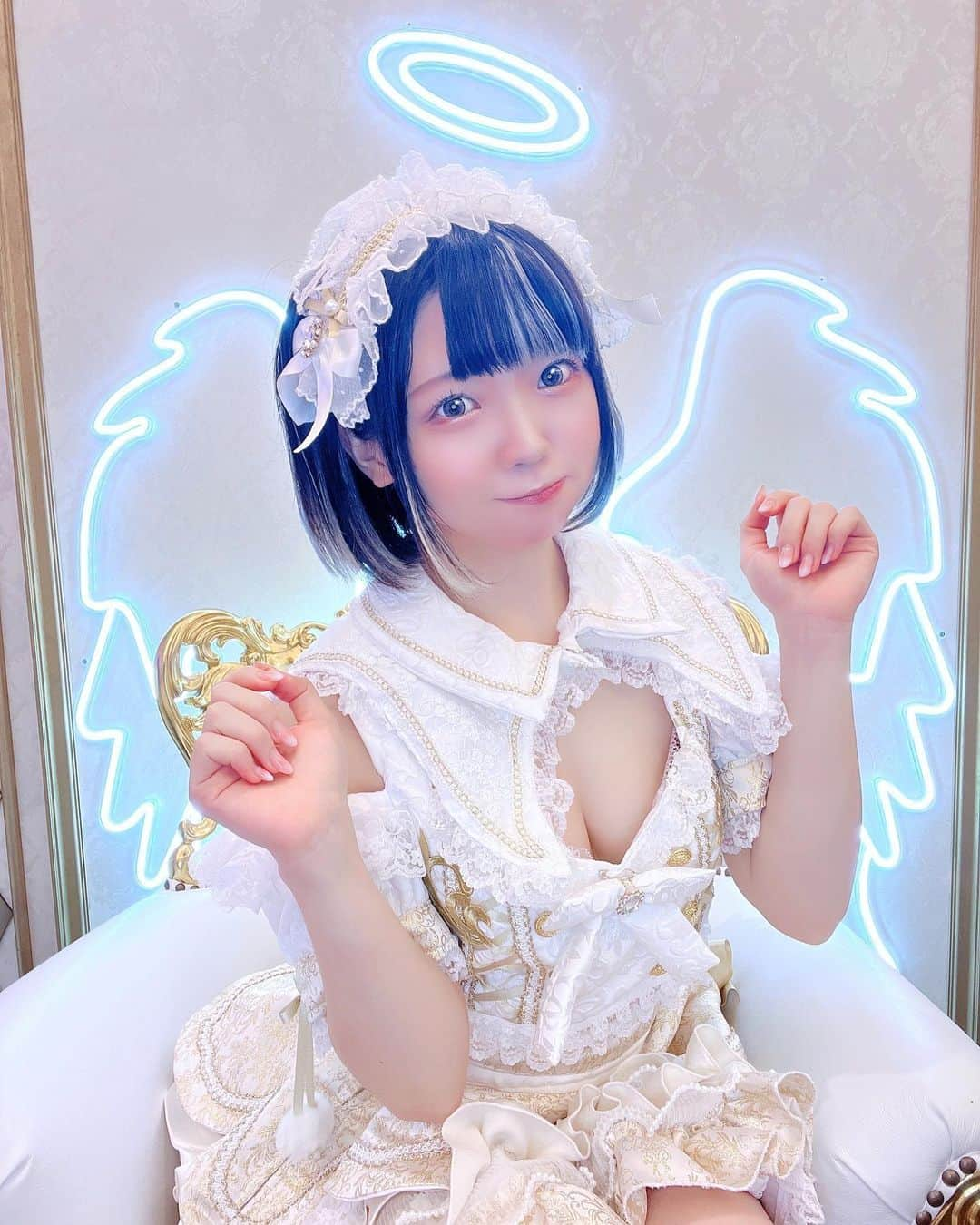 千夢さんのインスタグラム写真 - (千夢Instagram)「ふわふわ天使👼🍼 ・  6/2にOPENしたコンカフェ「天使のぴえん」さんの制服を着させてもらったよ！ ( @tenshi_pien )  「天使」と「ぴえん」をかけ合わせるの最強すぎる🥹💫  内装も天使モチーフになってるのすごい！  ホワイトのフリフリたっぷりな制服の天使が沢山いて可愛いすぎる空間でした💓 キャストさんも募集してるみたいなので気になる方は是非🪄  天使のぴえんTwitter▶︎ @ tenshi_pien   ＃天使のぴえん　 #天使 #天使界隈 #天使界隈女子  #コンカフェ #歌舞伎町コンカフェ #新宿コンカフェ  #コンカフェキャスト #コンセプトカフェ  #コンカフェ巡り #コンカフェ求人  #メイド服 #メイド #メイドコスプレ  #地雷 #地雷女子  #地雷女 #地雷系  #地雷系女子  #cosplay #cosplayer #cosplays #cosplaying #cosplaygirl #cosplaymodel #cosplayersofinstagram #cosplaymakeup #model #kawaii」6月7日 12時33分 - chimurin_cos