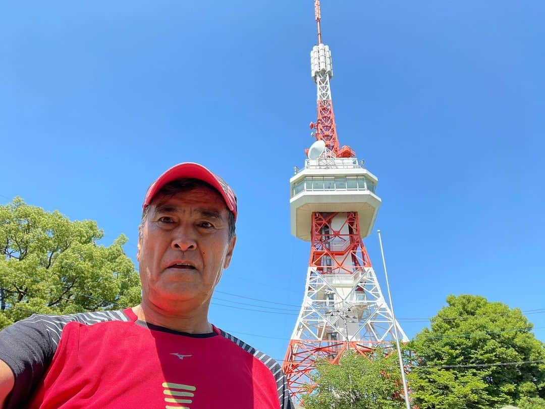 石原良純のインスタグラム：「青空にくっきりと聳え立つのは、宇都宮タワー。梅雨入り前の最後の晴れ間かも。仕事の前にジョギングで宇都宮を満喫。宇都宮城址、オリオン通り、二荒山神社、田川サイクルロード、そしてタワー。もう、宇都宮通です。」