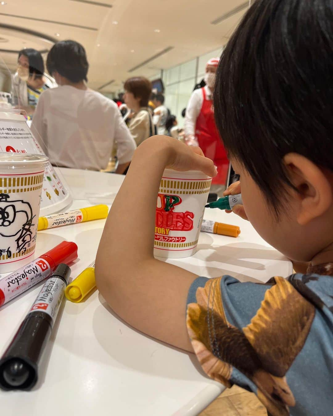 清川あさみさんのインスタグラム写真 - (清川あさみInstagram)「CUPNOODLES MUSEUM 🍜！ The story of the invention of instant noodles, the growth of this new industry, and the value of intellectual property are displayed graphically and  chronologically.  とある週末の一コマ。  大好きなお友達家族と大人数で子供達皆んなと様々な体験をしてきました。  こちら歴代ヌードルがずらり！！🍜  横浜にある噂のカップヌードルミュージアムへ（学生時代お世話になりました😂)プロデュースはたまにお仕事でも合う佐藤可士和さんでした✨  自分でオリジナルヌードルが作れるということで子供達皆んなで体験してきました♪  記念館は２階建てで１階にはショップ、歴史コーナー、シアターとマイカップヌードルが作れるファクトリーがあります。  テーブルに座り、マイカップデザインしたりその後は遊園地へ。皆んな大満足で可愛かった😻。  その次の日曜日は次男のクッキング教室や新しいグッピーさんを迎えに行くなど濃い家族時間を過ごしました。  子供を通して様々な社会を見たり親の私たちには見えないものが見えていたりと、子育ては大変ですが本当に充実した時間。  毎日子供達に感謝です。  より良い子供達も大人達も楽しく学べる時間を過ごせる空間のような何かが私達にも未来的に創れたら&出来たら良いな、といつも考えます🌿  my fashion @off____white  @soniarykiel   #4歳6歳　#こどものいる暮らし #子育て奮闘記 #アーティストの子育て #カップヌードルミュージアム　@kashiwasato」6月7日 12時53分 - asami_kiyokawa