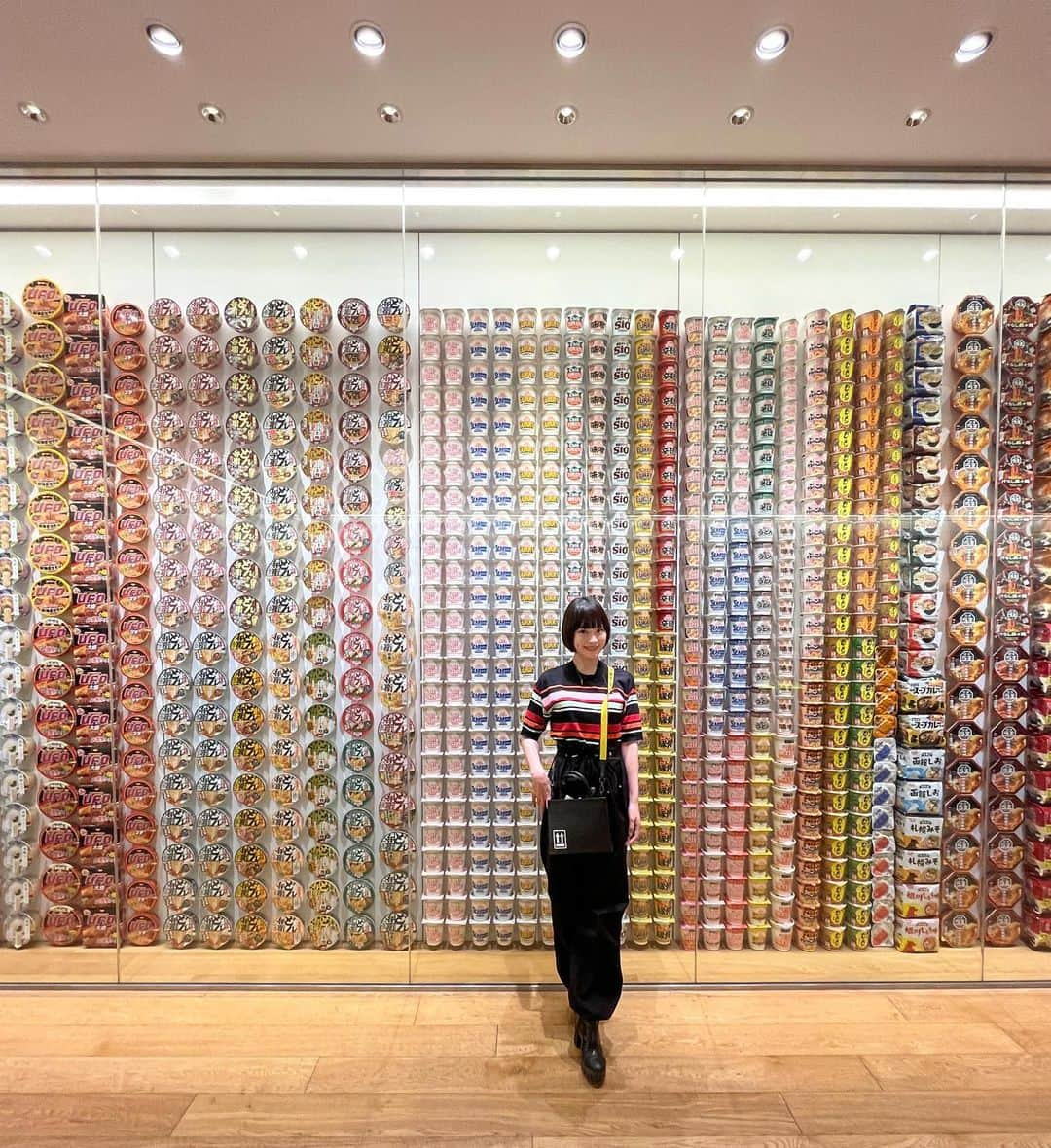 清川あさみさんのインスタグラム写真 - (清川あさみInstagram)「CUPNOODLES MUSEUM 🍜！ The story of the invention of instant noodles, the growth of this new industry, and the value of intellectual property are displayed graphically and  chronologically.  とある週末の一コマ。  大好きなお友達家族と大人数で子供達皆んなと様々な体験をしてきました。  こちら歴代ヌードルがずらり！！🍜  横浜にある噂のカップヌードルミュージアムへ（学生時代お世話になりました😂)プロデュースはたまにお仕事でも合う佐藤可士和さんでした✨  自分でオリジナルヌードルが作れるということで子供達皆んなで体験してきました♪  記念館は２階建てで１階にはショップ、歴史コーナー、シアターとマイカップヌードルが作れるファクトリーがあります。  テーブルに座り、マイカップデザインしたりその後は遊園地へ。皆んな大満足で可愛かった😻。  その次の日曜日は次男のクッキング教室や新しいグッピーさんを迎えに行くなど濃い家族時間を過ごしました。  子供を通して様々な社会を見たり親の私たちには見えないものが見えていたりと、子育ては大変ですが本当に充実した時間。  毎日子供達に感謝です。  より良い子供達も大人達も楽しく学べる時間を過ごせる空間のような何かが私達にも未来的に創れたら&出来たら良いな、といつも考えます🌿  my fashion @off____white  @soniarykiel   #4歳6歳　#こどものいる暮らし #子育て奮闘記 #アーティストの子育て #カップヌードルミュージアム　@kashiwasato」6月7日 12時53分 - asami_kiyokawa