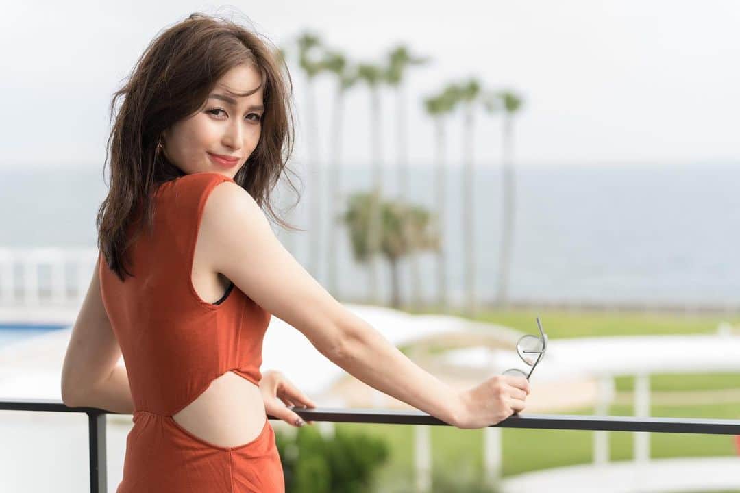 のインスタグラム：「📍逗子マリーナ MARIBU HOTEL ㅤㅤㅤㅤㅤㅤㅤㅤㅤㅤㅤㅤ 去年は国内旅行✈️ だったけど 今年は海外行きたい✨ ㅤㅤㅤㅤㅤㅤㅤㅤㅤㅤㅤㅤ ㅤㅤㅤㅤㅤㅤㅤㅤㅤㅤㅤㅤ 神奈川県の逗子は国内？！ って思うほどちょうど 落ちついていて最高 だったな〜🫶🏻🌴 ㅤㅤㅤㅤㅤㅤㅤㅤㅤㅤㅤㅤ 3泊4日エリア内に ずっと引きこもって いられるぐらい カフェやレストラン ルームサービス 充実していた✨ ㅤㅤㅤㅤㅤㅤㅤㅤㅤㅤㅤㅤ 風の強い日は 部屋でも受けられるヨガに 挑戦！ 良い思い出です🫡⭐️  2枚目は天気悪かった時の空🤣 それでも景色いいです笑 ㅤㅤㅤㅤㅤㅤㅤㅤㅤㅤㅤㅤ 気兼ねなくそれぞれの 時間をのんびり過ごせる 友達と行くのが いいよね〜〜✨ ㅤㅤㅤㅤㅤㅤㅤㅤㅤㅤㅤㅤ ㅤㅤ ㅤㅤㅤㅤㅤㅤㅤㅤㅤㅤㅤㅤ #女子旅 #女子旅行  #国内リゾート #逗子マリーナ  #逗子海岸  #マリブホテル #workoutgirl」