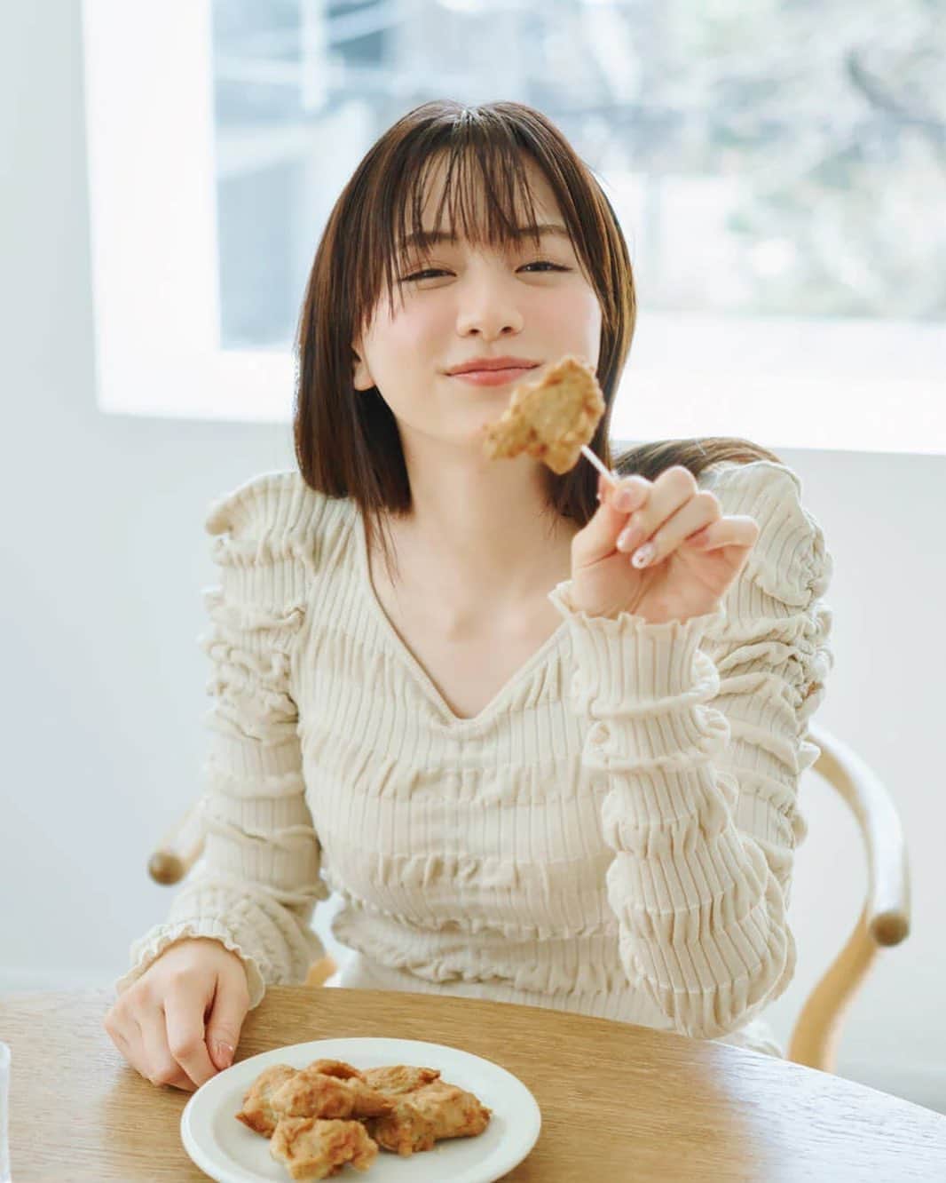 のインスタグラム：「with online連載・ 森香澄のエンタメ道 「向き不向きより前向き」☺︎🍗✨  〈第四回・私のカラダをつくる好物たち〉 「ふらっと入った唐揚げ専門店で食べた唐揚げに感動して足繁く通っていたのですが、ついには作れるようになりたいと思ってアルバイトの面接を受けました」  今回は、森さんのカラダを構成する"好きな食べ物"について！　食の世界にも森さんらしいこだわりと愛がぎゅぎゅっと詰まっています😋💓  @mori_kasumi_  #森香澄 #向き不向きより前向き」