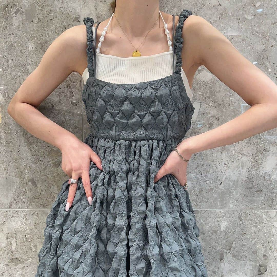 ルシェルブルーさんのインスタグラム写真 - (ルシェルブルーInstagram)「RECOMMEND ITEM >>>IN STORE NOW . . ☑︎ Shrinked Jacquard Cami Dress ¥27,000+tax (Color: Gray, Black, White)  ☑︎ Pearl Strap Knit Camisole ¥13,000+tax (Color: Gray, Black, White, Beige)  #lecielbleu #ルシェルブルー　#aw23 #fashion  #styling #shrinked #jacquard #camidress #pearl #camisole」6月7日 12時48分 - lecielbleu_official