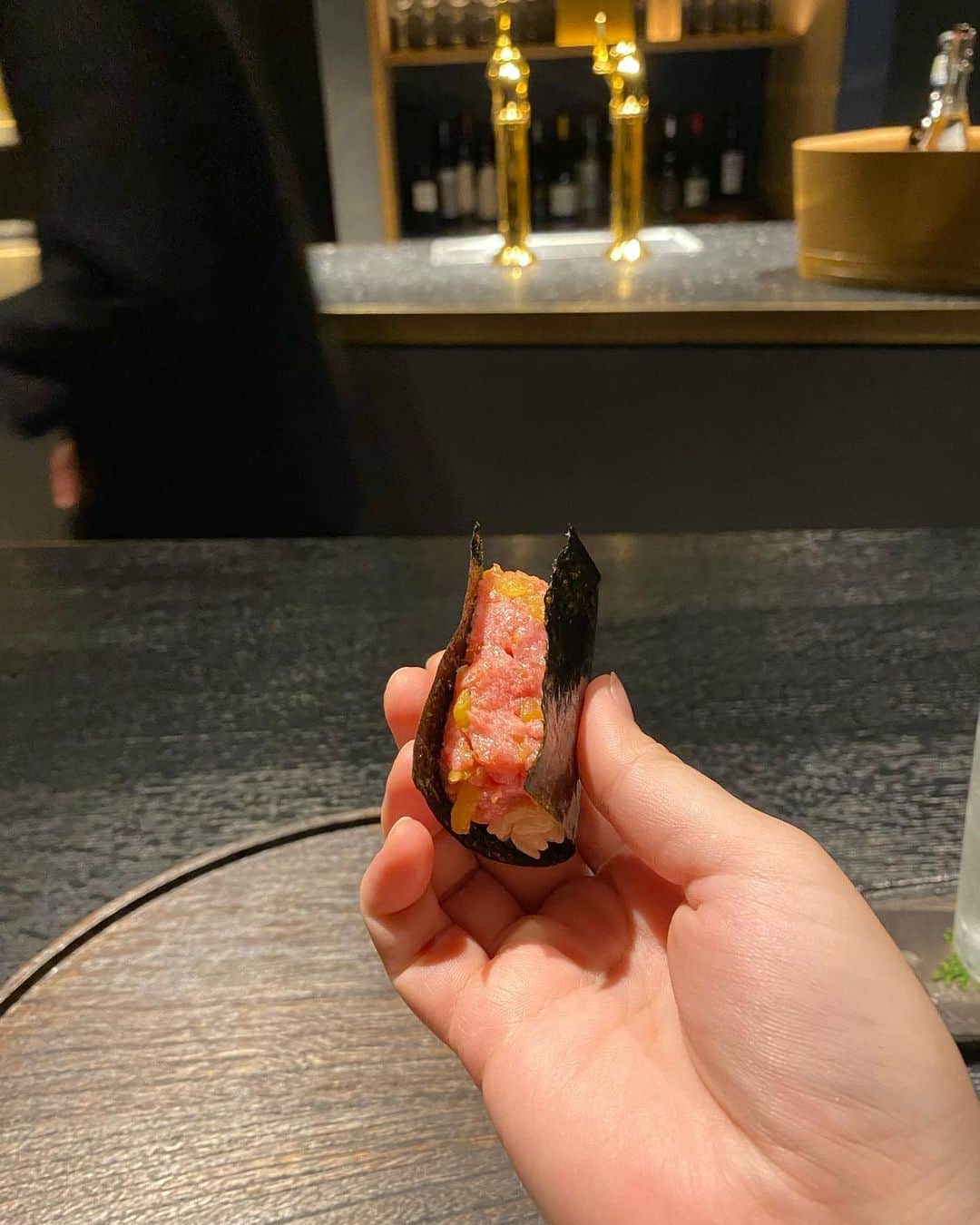 東京外食女さんのインスタグラム写真 - (東京外食女Instagram)「#肉といえば松田  奈良県大和八木にある肉割烹さん。  大和八木といえば奈良の観光に便利な土地みたいです。  京都駅から近鉄特急で50分くらい。 駅にはたくさんの飲食店やスーパーがあり 結構便利がいいところです。  駅から徒歩3分、おそらくまだ新しい FACEビルの1フロアを貸切。  お弟子さんたちはそこそこ人数がいて、 飲み物を聞くタイミングがばっちり。  客層は都会からきているというよりは ガッツリ地元の方々のよう。 同伴などなど。  ワインはリーズナブルな価格設定で、 その他ドリンクは特に都内と変わらないかな？  料理と料理の時間が結構長くて、 ついついドリンクが進みます。笑  一つ一つ丁寧に仕上げてくださいます。うれしい。  さまざまな調理法というよりは さまざまな味付けや飾り付けが楽しめました。  ひとつひとつが美しい。  お皿も焼き物センスが光ります🪭 品がいいです。  シャッターチャンスが多いので 充電必須！🔋  #肉といえば松田奈良本店  #肉割烹 #肉 #肉料理  #foodstagram  #foodphotography  #japanesefood  #奈良グルメ  #奈良観光 #奈良旅行  #nara #関西グルメ  #橿原グルメ  #東京外食女」6月7日 12時56分 - himeno_0729