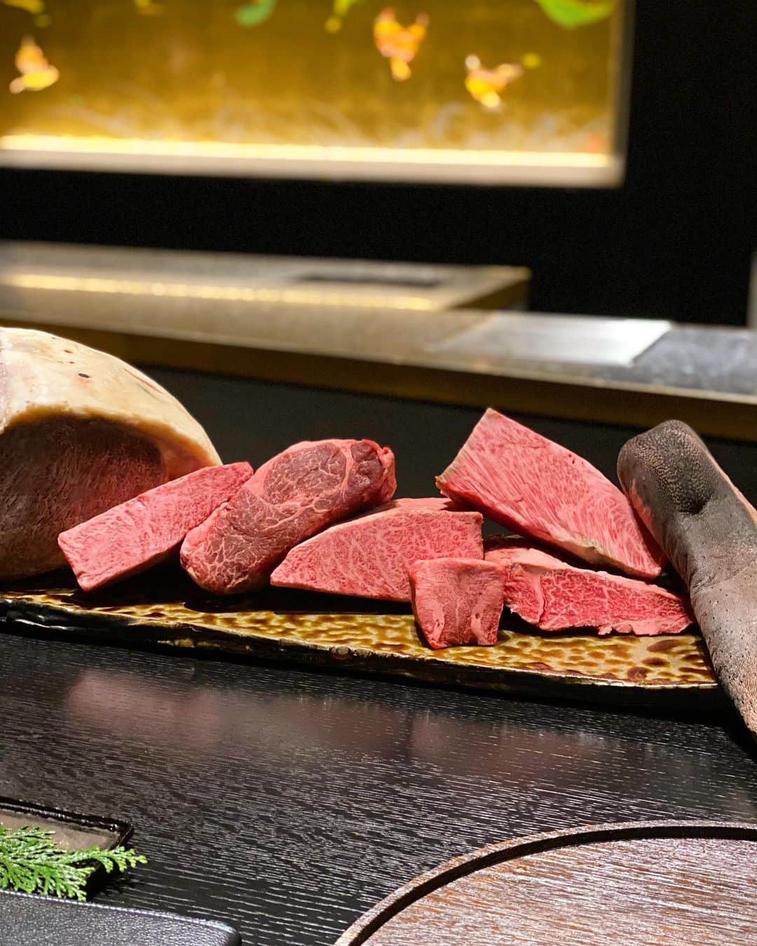 東京外食女のインスタグラム：「#肉といえば松田  奈良県大和八木にある肉割烹さん。  大和八木といえば奈良の観光に便利な土地みたいです。  京都駅から近鉄特急で50分くらい。 駅にはたくさんの飲食店やスーパーがあり 結構便利がいいところです。  駅から徒歩3分、おそらくまだ新しい FACEビルの1フロアを貸切。  お弟子さんたちはそこそこ人数がいて、 飲み物を聞くタイミングがばっちり。  客層は都会からきているというよりは ガッツリ地元の方々のよう。 同伴などなど。  ワインはリーズナブルな価格設定で、 その他ドリンクは特に都内と変わらないかな？  料理と料理の時間が結構長くて、 ついついドリンクが進みます。笑  一つ一つ丁寧に仕上げてくださいます。うれしい。  さまざまな調理法というよりは さまざまな味付けや飾り付けが楽しめました。  ひとつひとつが美しい。  お皿も焼き物センスが光ります🪭 品がいいです。  シャッターチャンスが多いので 充電必須！🔋  #肉といえば松田奈良本店  #肉割烹 #肉 #肉料理  #foodstagram  #foodphotography  #japanesefood  #奈良グルメ  #奈良観光 #奈良旅行  #nara #関西グルメ  #橿原グルメ  #東京外食女」