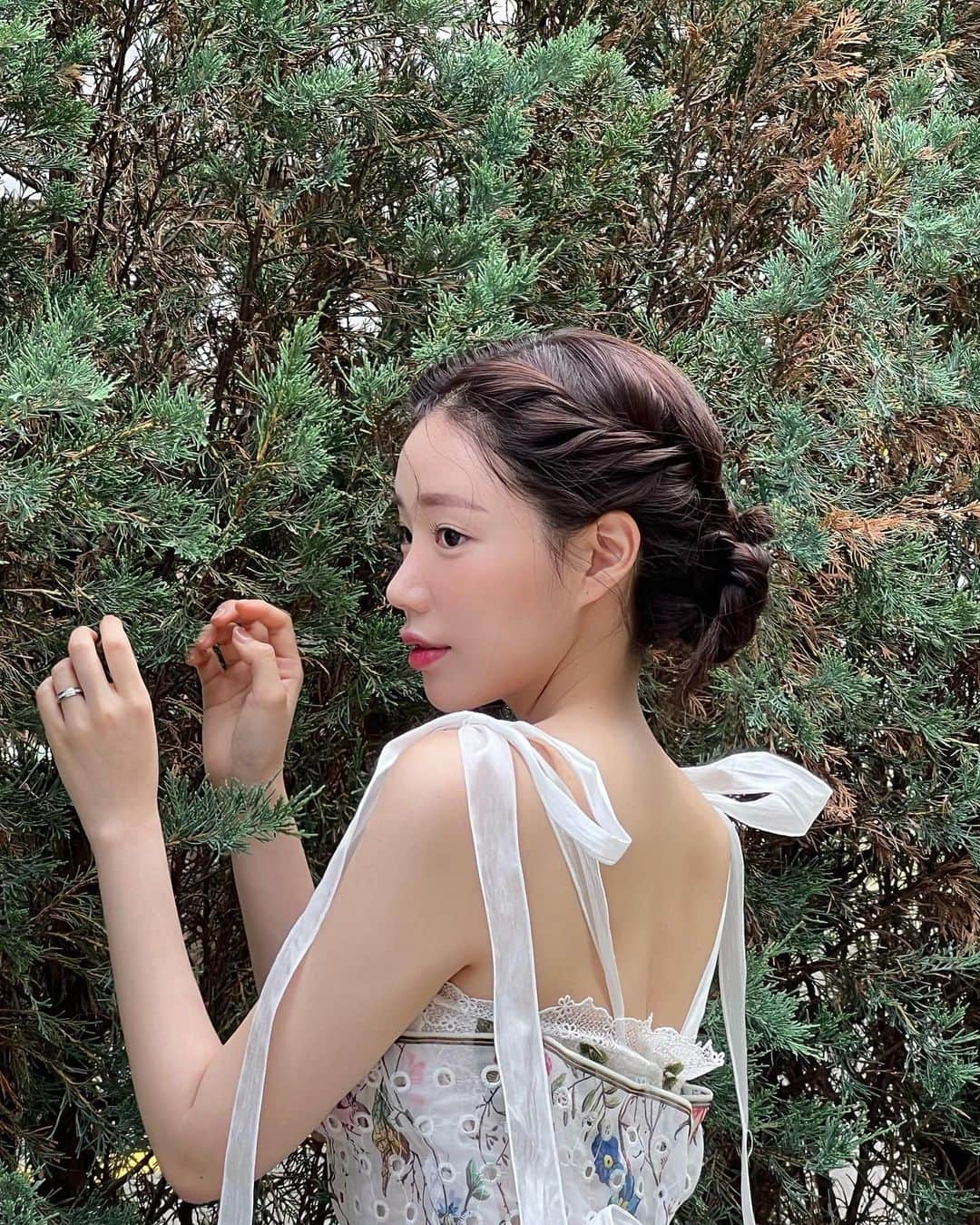 ヨンジョンさんのインスタグラム写真 - (ヨンジョンInstagram)「하나씩 풀어볼까??🌻  우여곡절 많았던 우리의 웨딩촬영 부부 아니랄까봐  둘 다 같이 아프고 링거 맞고 같이 살아나서 다행히 촬영 당일은 괜찮은 컨디션으로   스케줄 꼬여서 중간에 날짜도 바뀌었는데!  너무 럭키하게도 원래 찍기로 했던 날은  비가 많이 왔고 바뀐 날은 해 쨍쨍  노을까지 너무 이뻤다  에너지 넘치는 금손분들과 재밌게  마무리 했던 날 난 사실 5번도 더 찍을 수 있어💓 (쭌이는 소름 돋을 말😉)」6月7日 13時00分 - y__eonj