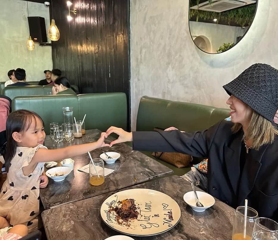 コン・ミンジのインスタグラム：「Photos with Family 🇵🇭  My little angel, Cassidy🩷 Next time, teach me how to dance to “Wednesday challenge”😄  Thank you for staying with me for so long❣️ This will be a great memory for us🙌🏻」