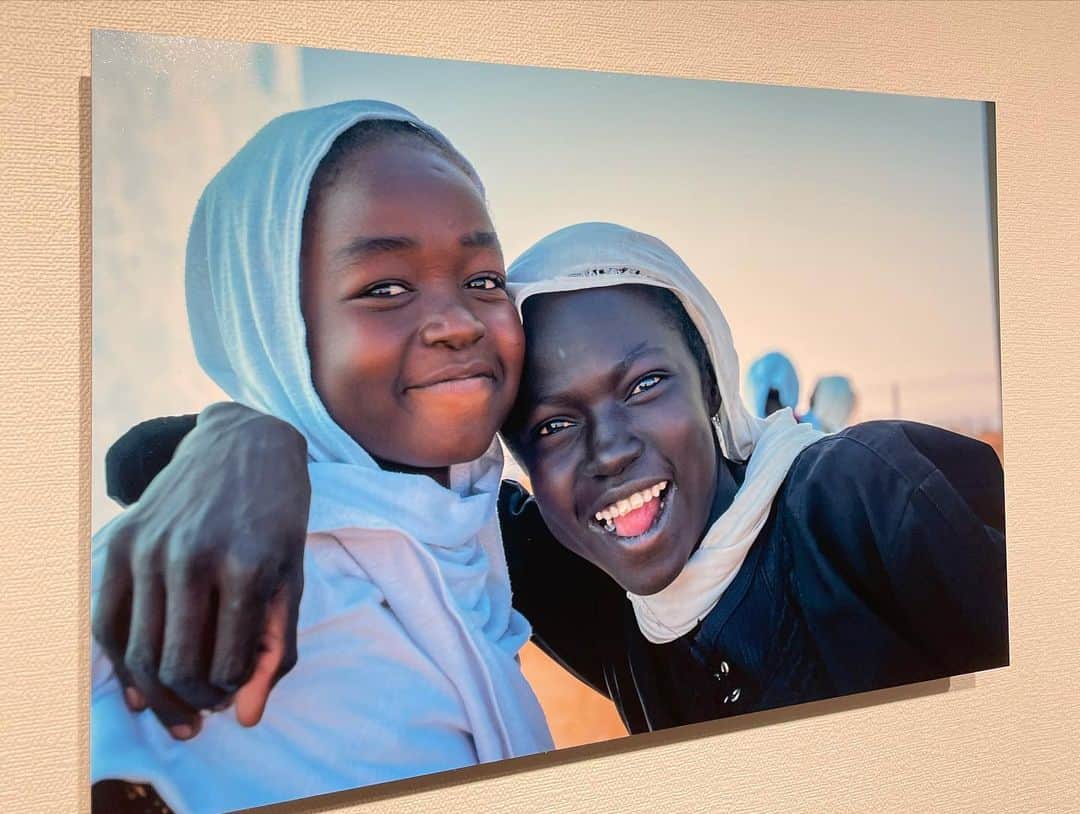 根本美緒さんのインスタグラム写真 - (根本美緒Instagram)「堀潤スーダン写真展「SUDAN Hope」@両国ピクトリコショップ&ギャラリー　with 堀潤and TBS報道の山崎君  2019から2020にかけて堀君が自ら取材に出向いて撮ってきた写真達。 スーダンの青空は美しくスーダンブルーと言われるそうです。良く見ると子供達の目の中にはいつも青空が写っている✨この澄んだ眼差しを是非皆さんも見に行ってみて下さい。 私達にできる事はなんだろうって、色んな国から届いたであろうお洋服を着てる子供達を見ながら考えました。 ステキな写真の数々です。 手にしてるのは購入した写真集。スーダンに寄付してくださるそうです。  6/11までこの両国と恵比寿HIROSHIGE GALLERYにて開催中 入場無料です。」6月7日 13時10分 - nemotomio.official