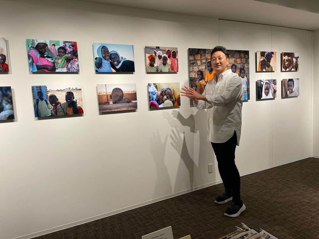 根本美緒さんのインスタグラム写真 - (根本美緒Instagram)「堀潤スーダン写真展「SUDAN Hope」@両国ピクトリコショップ&ギャラリー　with 堀潤and TBS報道の山崎君  2019から2020にかけて堀君が自ら取材に出向いて撮ってきた写真達。 スーダンの青空は美しくスーダンブルーと言われるそうです。良く見ると子供達の目の中にはいつも青空が写っている✨この澄んだ眼差しを是非皆さんも見に行ってみて下さい。 私達にできる事はなんだろうって、色んな国から届いたであろうお洋服を着てる子供達を見ながら考えました。 ステキな写真の数々です。 手にしてるのは購入した写真集。スーダンに寄付してくださるそうです。  6/11までこの両国と恵比寿HIROSHIGE GALLERYにて開催中 入場無料です。」6月7日 13時10分 - nemotomio.official