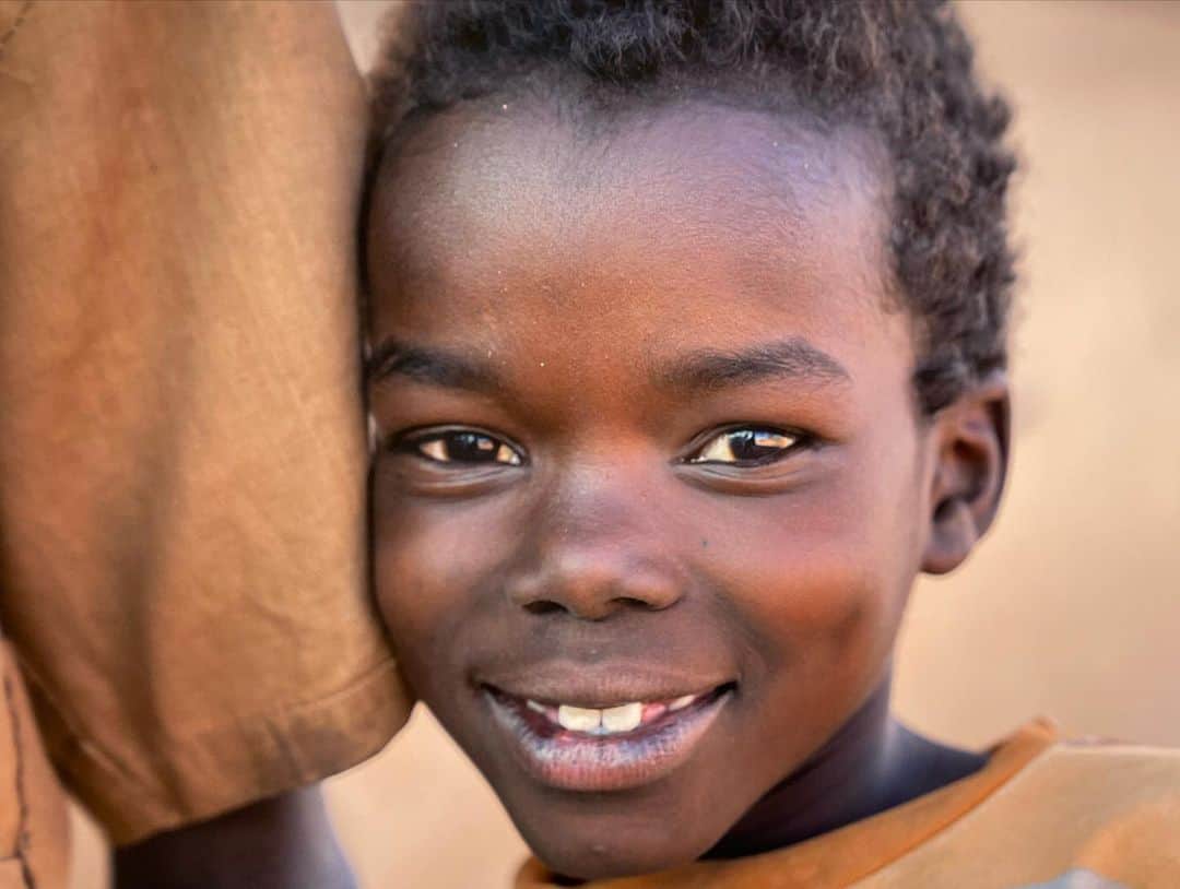 根本美緒さんのインスタグラム写真 - (根本美緒Instagram)「堀潤スーダン写真展「SUDAN Hope」@両国ピクトリコショップ&ギャラリー　with 堀潤and TBS報道の山崎君  2019から2020にかけて堀君が自ら取材に出向いて撮ってきた写真達。 スーダンの青空は美しくスーダンブルーと言われるそうです。良く見ると子供達の目の中にはいつも青空が写っている✨この澄んだ眼差しを是非皆さんも見に行ってみて下さい。 私達にできる事はなんだろうって、色んな国から届いたであろうお洋服を着てる子供達を見ながら考えました。 ステキな写真の数々です。 手にしてるのは購入した写真集。スーダンに寄付してくださるそうです。  6/11までこの両国と恵比寿HIROSHIGE GALLERYにて開催中 入場無料です。」6月7日 13時10分 - nemotomio.official