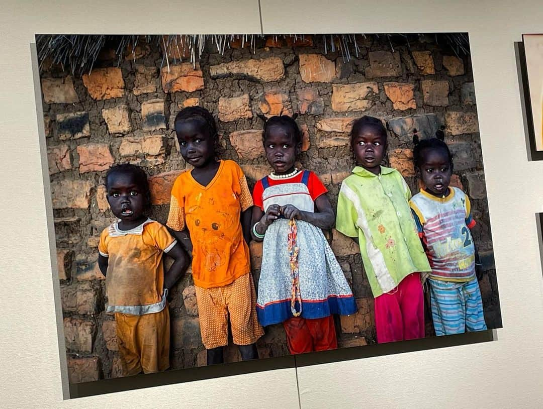 根本美緒さんのインスタグラム写真 - (根本美緒Instagram)「堀潤スーダン写真展「SUDAN Hope」@両国ピクトリコショップ&ギャラリー　with 堀潤and TBS報道の山崎君  2019から2020にかけて堀君が自ら取材に出向いて撮ってきた写真達。 スーダンの青空は美しくスーダンブルーと言われるそうです。良く見ると子供達の目の中にはいつも青空が写っている✨この澄んだ眼差しを是非皆さんも見に行ってみて下さい。 私達にできる事はなんだろうって、色んな国から届いたであろうお洋服を着てる子供達を見ながら考えました。 ステキな写真の数々です。 手にしてるのは購入した写真集。スーダンに寄付してくださるそうです。  6/11までこの両国と恵比寿HIROSHIGE GALLERYにて開催中 入場無料です。」6月7日 13時10分 - nemotomio.official