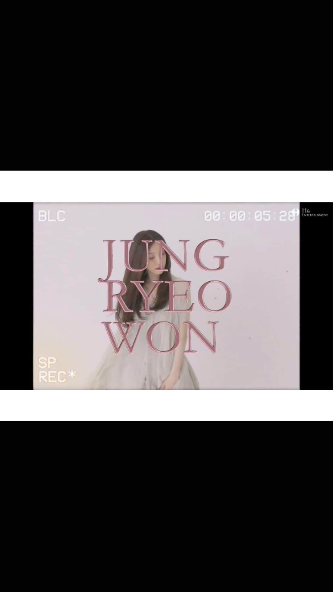 チョン・リョウォンのインスタグラム：「. making film shooting @prestigehk cover june issue😍 💇🏻‍♀️ @hair_soonsoo  💄 @___nomakeup  📸 @studioioo  👗 @namhan_je @stylist_eel  making film by @h_and_ent  🍑🌸🤣👗💄🤩」
