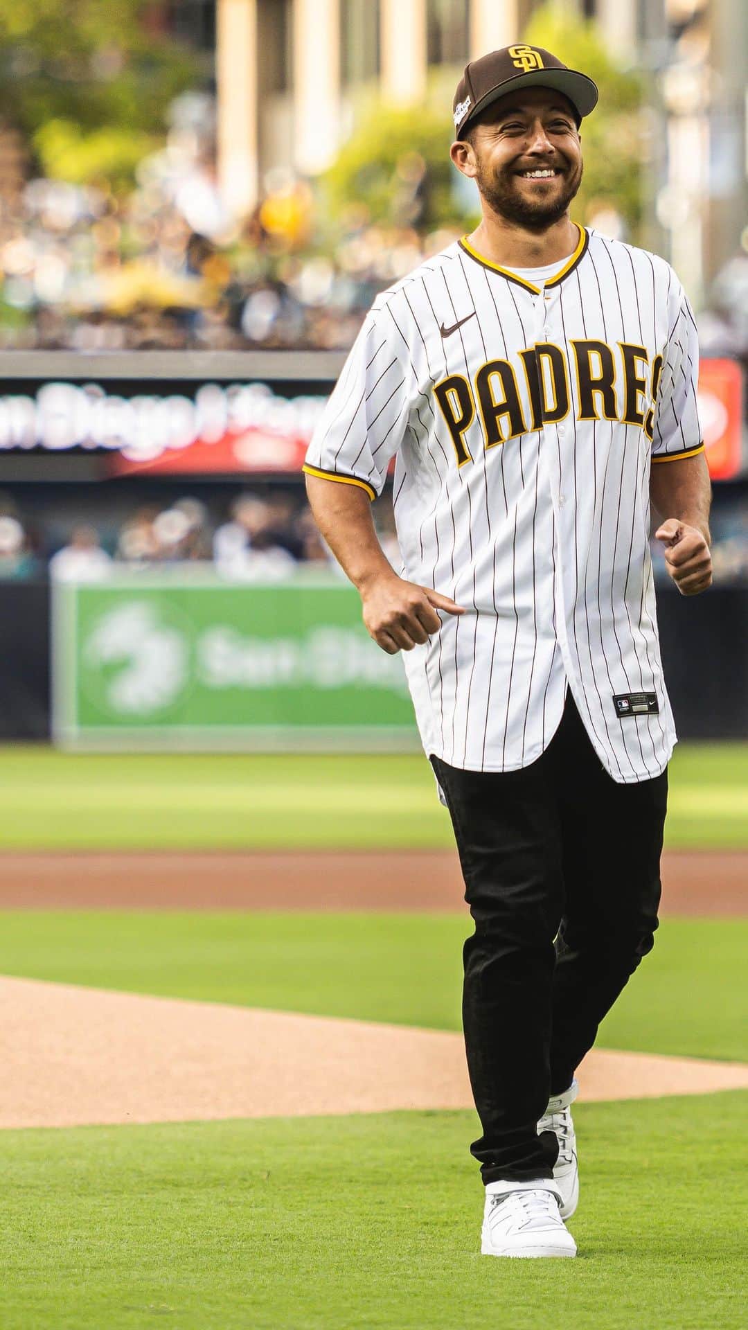 ザンダー・シャウフェレのインスタグラム：「Little behind the scenes action before the ⚾️ game. Had a great time meeting some of the players. Thank you for the hospitality! @padres Let’s go SD! 🟤🟡」