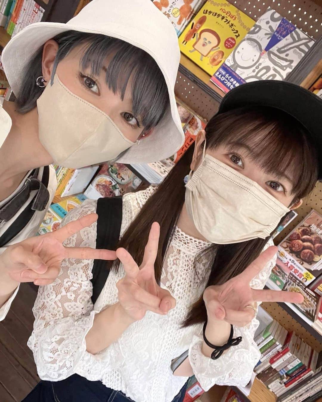 最上もがさんのインスタグラム写真 - (最上もがInstagram)「夢眠書店に行ったよ！ ねむさんは娘と初対面〜！  実は最近2回行って笑 竹達ちゃん(@ayachi_official )と 明奈ちゃん(@akinaminami )とも行ったんだ〜🌞 子連れでお友だちと会うとかなりお互いバタバタしちゃうけど 周りを気にせずランチできるし おもちゃも豊富で助かったー😭！  また行きます。🏃‍♀️」6月7日 13時16分 - mogatanpe