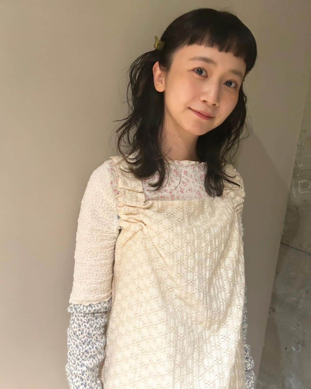 三戸なつめのインスタグラム：「毛先のブリ毛は残しつつ、地毛なの？と疑われるクリアな黒髪に🦭🌱 前髪の安定の短さで! いつもありがとう♡ @____katsura  #mito_natsume」