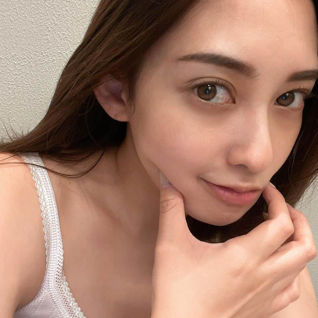 白石明美さんのインスタグラム写真 - (白石明美Instagram)「, 久しぶりのselfie💜 やっぱりお肌の調子良くなると嬉しいし、自信に繋がるね！  そんな私も数週間前は顎にできた吹出物が久しぶりに何回も繰り返していて、@christinajapan_store  へトリートメントしてもらいに行ってたの🌿  帰り道は安定のツルンツルン卵肌って感じで、その後はホームケアも続けたら更に効果がでてきたっぽくて...🤍🥹  ▼週2ペースで愛用してるもの ・ILLUSTRIOUS マスク 美白、色素沈着、インナードライ肌にオススメのマスクでこれはもう3ヶ月くらい使ってます。  ・BIOPHYTOハーバルコンプレックス (自宅でできるハーブピーリング) 古い角質を取り除き、血行促進するためむくみや、毛穴、肌の基礎力を高めてくれる  .  とにかく継続するのみですね🤝🏼🫧  スタッフさんに教えてもらった、チャーガ茶も最近また飲み始めてるけどやっぱり飲んでなかった時期と全然違うや😂 (綺麗な人のやってる事は真似るの正解)  . . . .  . #クリスティーナ化粧品  #スキンケア紹介 #美肌づくり  #30代メイク #30代スキンケア  #ハーブピーリング #肌ケア  #肌トラブル #肌トラブル改善」6月7日 13時25分 - abyakemi