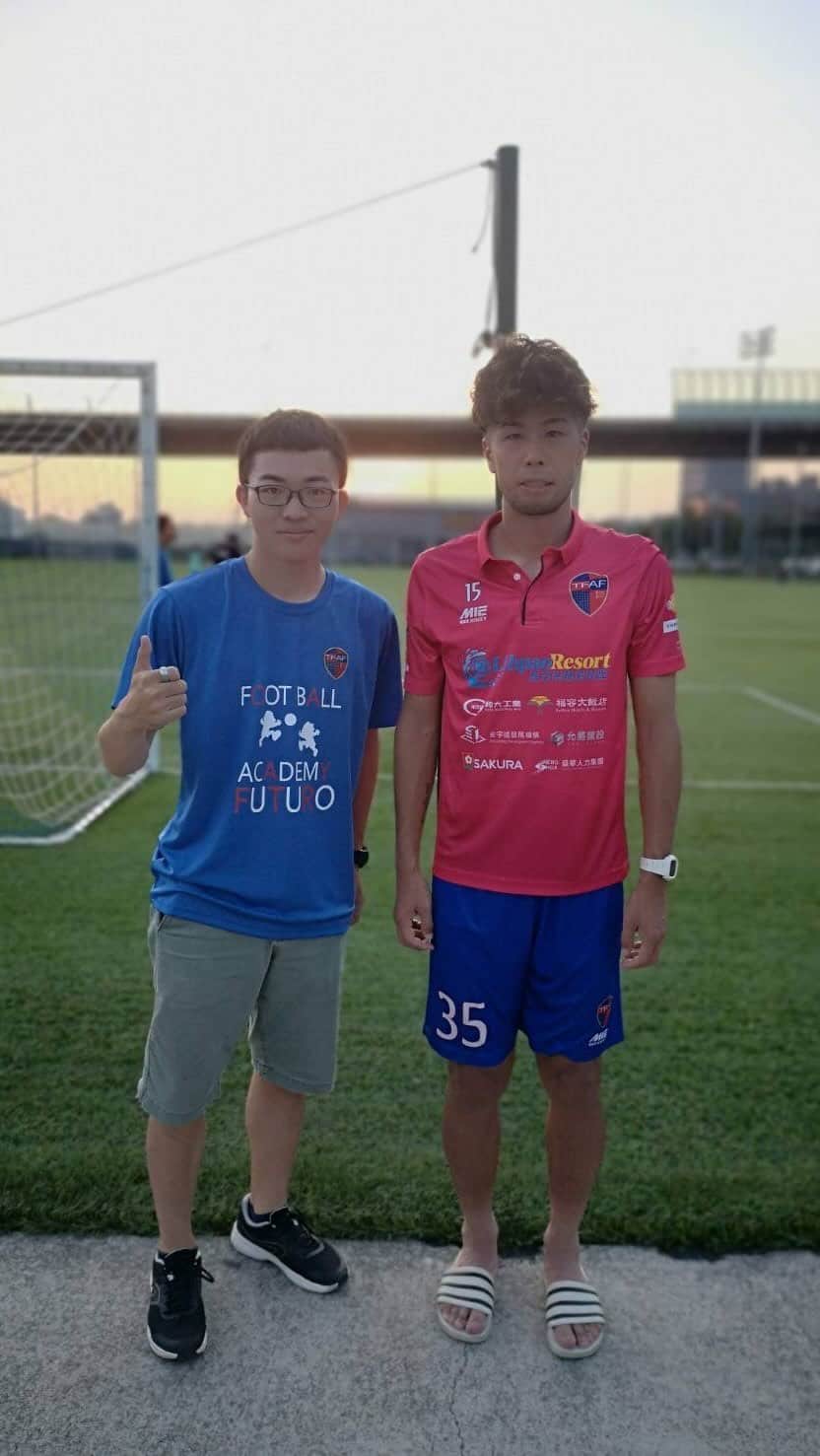 森本貴幸のインスタグラム：「北九州のギターボーイに台湾で出会い、歌作ってくれました。 味です。乙です。 @gk_cedric #福岡 #台湾 #ギラヴァンツ北九州  #アビスパ福岡」