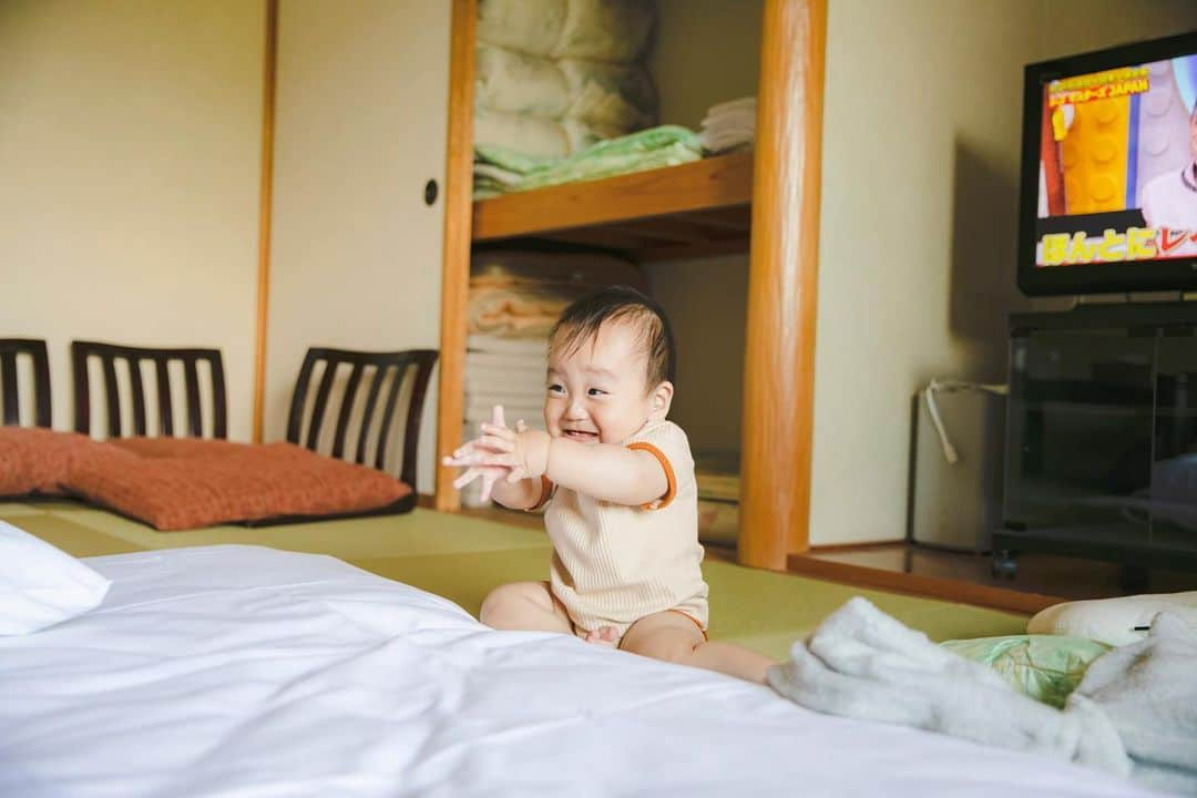 福田瞳さんのインスタグラム写真 - (福田瞳Instagram)「週末の水上でついに、はいはいし出した息子☺︎ @sanazawa_terrace にお泊まりは初めてでかなり父ちゃんと母ちゃんはテンションがあがりました！洋室もあるらしいけど、和室が私は好き♡到着してすぐに布団敷いて家族でごろごろ☺︎温泉♨️入って布団に寝転ぶ瞬間たまらない〜☺︎ 窓からの景色がすっごくよくて、朝は窓から差し込む朝日で起きました☺︎障子開けっぱなしで寝たから、朝、まっぶしかった！笑笑！ うたも終始楽しそうで思う存分畳の上や布団の上を突き進んでました。笑笑。 #さなざわ㞢テラス  #205」6月7日 13時26分 - fukudahitomi610