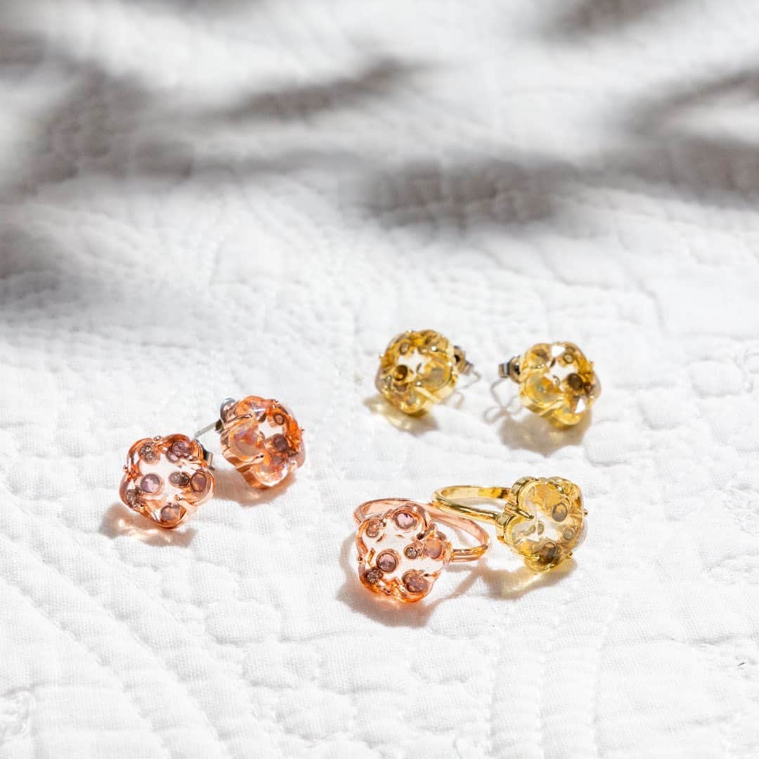 MARY QUANT officialのインスタグラム：「- #フロートビジューピアス #フロートビジューリング - #MARYQUANT #2023SUMMER #NEWITEMS #FASHION - #マリークヮント #ピアス #リング #アクセサリー #夏アクセサリー #夏アクセ」