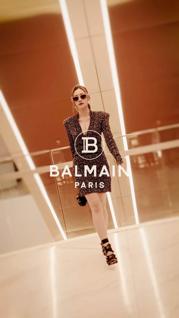 Yumi Wongのインスタグラム：「氣場強大的路上就靠 @balmain ♠️ 男裝女裝都一樣！💃🏻🎩  #BALMAIN #BALMAINMY #THESTARHILL  🎥: @arthur_teo_ @sagafilmstudio  @samueltheshyboy 📷: @kuigamlee  💇🏼‍♀️： @vv1016  💄: @chinmun615  Bts: @stannismac」