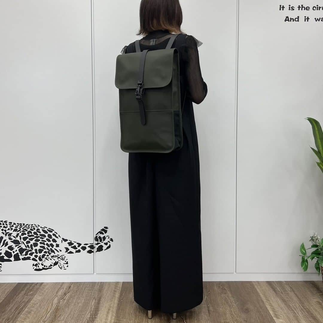 バッグ通販TORATOのインスタグラム：「雨の日に嬉しいスリムでお洒落なリュック  < RAINS > レインズ リュック BACKPACKS Backpack RAINS 55229-1-01220 ￥ 15,180～15,400 (税込)  肉厚でハリがあるマットな質感がモードな印象なリュック。 本体には水を弾く素材を使用し、スナップデザインに加え、スナカンとマグネットでしかっりと閉じられ雨が浸入しづらい構造になっています。 スリムなシルエットは、傘からバッグがはみ出て濡れる心配もなく、混雑する電車の中でも邪魔になりにくい点もGOOD。  TORATO公式サイトにて、雨の日に最適なバッグの特集ブログ公開しておりますので、ぜひご覧ください。  ▼TORATO @torato.jp  #torato#rains#bag#bagpack#fashion#tokyo#shinjuku#instagood#instalike#instafashion#トラト#レインズ #バッグ#バックパック#リュック#スタッフコーデ#スタッフコーディネート#staffcode#雨の日バッグ」