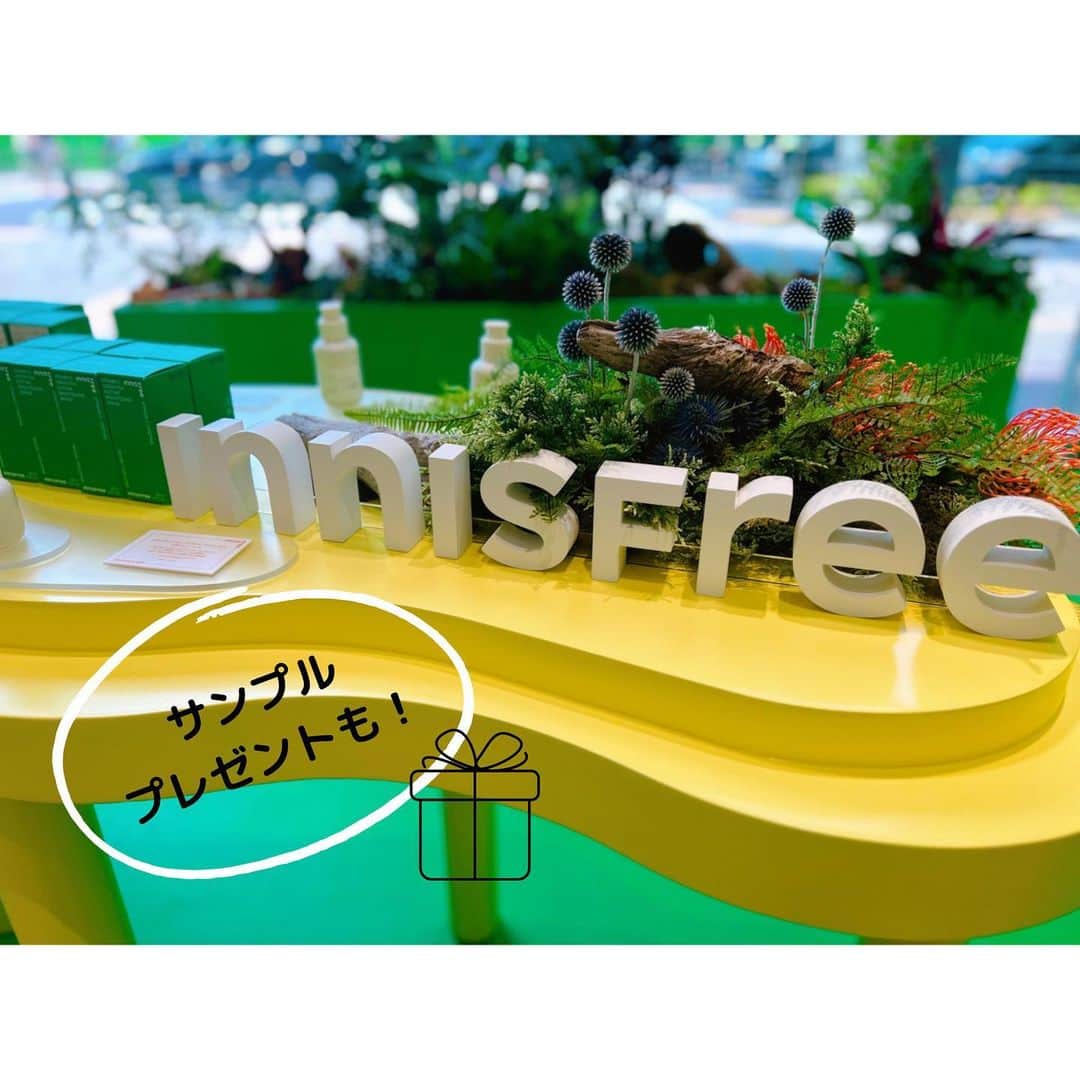 のインスタグラム：「. @innisfreejapan のポップアップストアに行ってきました/ . ポップアップストアで販売している新商品「ビタC」も試してみましたが、さらっとしたテクスチャーでこれからの季節にも使いやすいと思います◎ . ポップアップストアでは来場者全員に新商品【ビタC　グリーンティーエンザイム　ブライト　セラム】のサンプル1mL×3プレゼント！ また、POPUP限定INNISFREEフォトブースではPOPUP期間限定、INNISFREE公式Instagram（@innisfreejapan) フォローでプリクラを撮ることができます☺︎ジオラマも設定されていてとっても楽しかったです♩ ぜひ足を運んでみてください୨୧ . . @innisfreejapan #イニスフリー #innifriends #pr #ビタC #THENEWISLE_INNISFREE#スキンケア　#ポップアップストア」