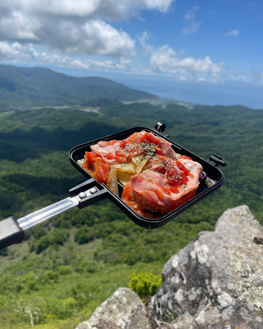 HBC北海道放送アナウンス部さんのインスタグラム写真 - (HBC北海道放送アナウンス部Instagram)「堀内美里(@hbc_misato_horiuchi )です。  ここ最近は休日をほぼ全て 山に費やしています。⛰  　　  山で食べるご飯、最高です⛰🍽 きのうはアヒージョとビーフシチューを食べました🍽  個人のインスタグラム(@hbc_misato_horiuchi ) で山ごはんの作り方も載せています⛰ ぜひ遊びに来てください〜⛰」6月7日 13時41分 - hbc_announcer