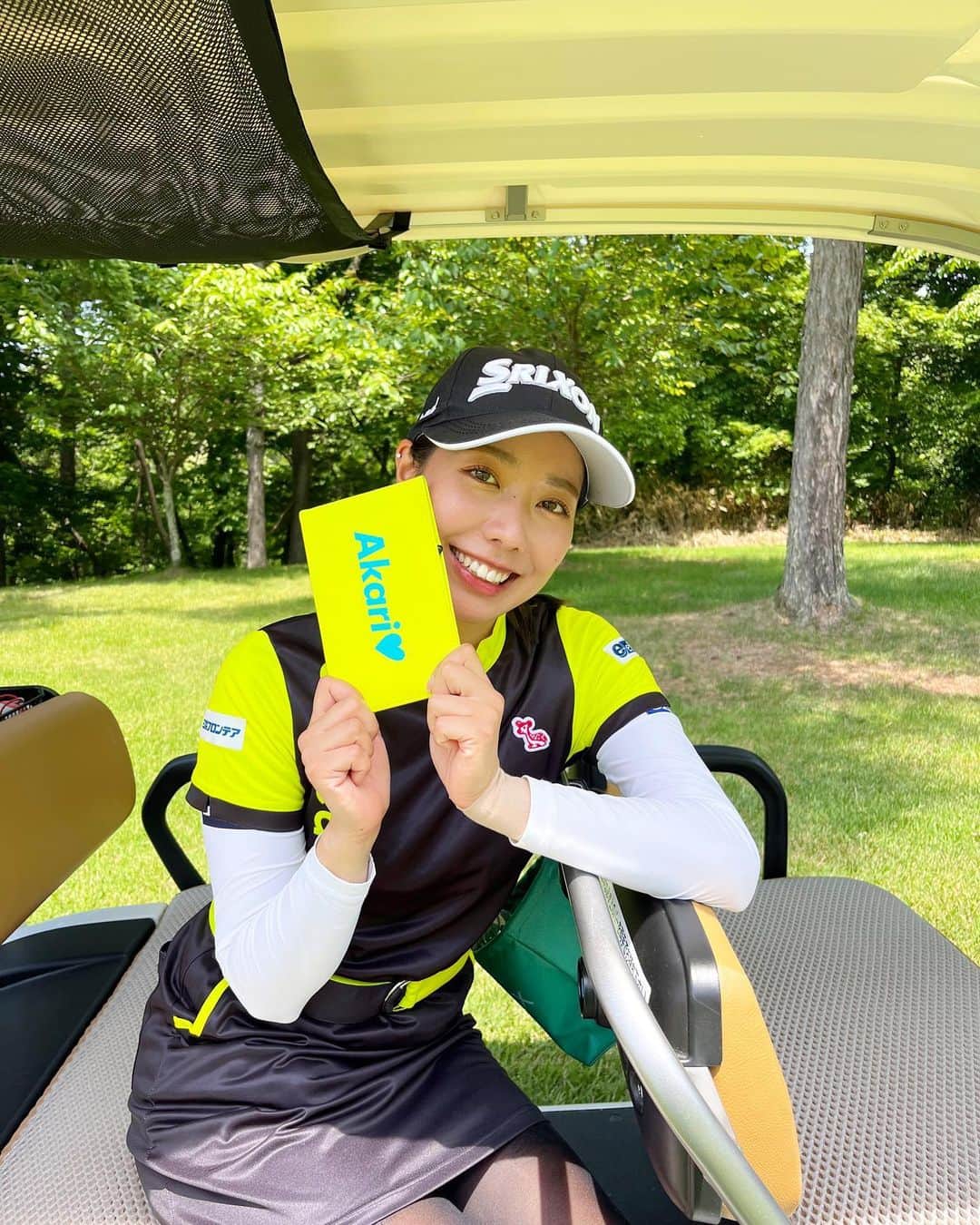 高野あかりのインスタグラム：「. @awesome.japan 様にヤーデージブックカバーを作っていただきました！  カラフルで可愛い💛❤️💗  ありがとうございます☺️  #ゴルフ#ゴルフ女子#女子プロゴルファー#ゴルフウェア#ゴルフコーデ#エフィカス#ダンロップ#スリクソン #golf#golfwear#efficace#dunlop#srixon」