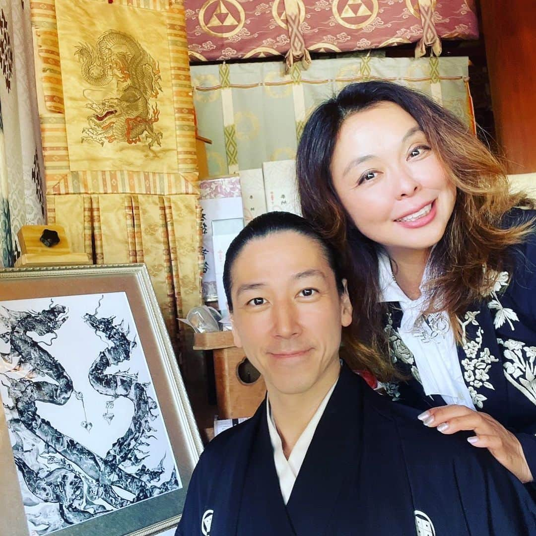 和泉元彌さんのインスタグラム写真 - (和泉元彌Instagram)「愛する姫達🐉🐉🐉❤️ とっておきの夏を満喫する企画が決定致しました㊗️㊗️🐉❤️❤️ @和泉元彌✖︎ TAKAKOスペシャル企画 ハワイ気分を味わいながら 龍神様とともに夏の湘南最高のひとときを㊗️🐉  アロハ🌈 龍神夏祭りBBQパーティー開催🐉㊗️✨✨✨  8月27日 日曜日🐉✨  16時受付✨  16時30分スタート✨  スペシャルゲストに和泉元彌様を迎え🐉✨ 富士山から江ノ島に続く龍脈に 海に囲まれた TAKAKOが大好きな茅ヶ崎trex ocan cafeにて🏖️ https://chigasaki.golfdigest.co.jp/cafe  開運✨TAKAKO龍神アートに囲まれた空間と海風を感じながら✨ 580年続く伝統を受け継ぐ 和泉流二十世宗家　和泉元彌様の龍神夏祭りにふさわしい神々しい謡をご披露させていただきます🐉✨✨ 狂言は元々神様に捧げるものでして 今回は 間近にて感じエネルギーを受け取る事ができる素晴らしい機会でございます✨  和泉元彌✖︎TAKAKOが選ぶ 龍神ベストドレッサー賞に選ばれた方にははなんと😀🐉  TAKAKO龍神ARTオリジナル原画をプレゼント🎁 他にもワクワクな サプライズが盛りだくさん❤️✨  最高にエネルギーが高いパワースポット✨ ハワイと姉妹都市の茅ヶ崎にて🌈 ハワイ気分を味わいながら私達と一緒に最高の夏を満喫しましょう🤩🐉❤️  茅ヶ崎の海には八大龍王様や五頭龍様がいらっしゃいます🐉🌊 沢山の徳をいただきパワーチャージにいらしてくださいね🐉❤️✨🐉❤️  湘南野菜とこだわり食材の本格的なBBQ海鮮、お肉などをお楽しみいただけます お飲み物込み✨  参加費✨ 35000円　税込 お土産付き✨  TAKAKOオリジナルスキンケア ファビュラスヴェール 龍神聖水エッセンス　 セラムクリアエッセンス✨ 17000円相当プレゼント🎁  お申込み🐉✨  担当　石河 ishikawa@family-takako.com  お早めのお申込みお待ちしております🐉㊗️⛩️  当日は 開運🐉✨TAKAKO龍神アート🐉 新作をご覧いただき イベント特別価格にてご案内させていただきます🐉✨  #龍神夏祭り #和泉元彌 #ビューティークリエイターtakako  #アロハ龍神夏祭り #ハワイ気分 #龍神様好きな人と繋がりたい  #BBQパーティー #サマーパーティー #夏を満喫 #湘南茅ヶ崎 #湘南カフェ  #茅ヶ崎パワースポット  #湘南最高 #エネルギーチャージ #パワーチャージ  #龍神  #takako龍神アート  #龍神アート #dragonart  #dragonartwork  #dragonartist  #aloha」6月7日 14時00分 - izumimotoya