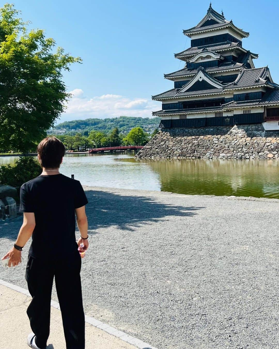 嶋田遼太郎のインスタグラム：「🌳安曇野🪵 次はツーリングがてら釣りいきたい🎣  #松本城 #穂高神社 #大王わさび農場 #クリアボート #八面大王足湯 #癒しスポット」