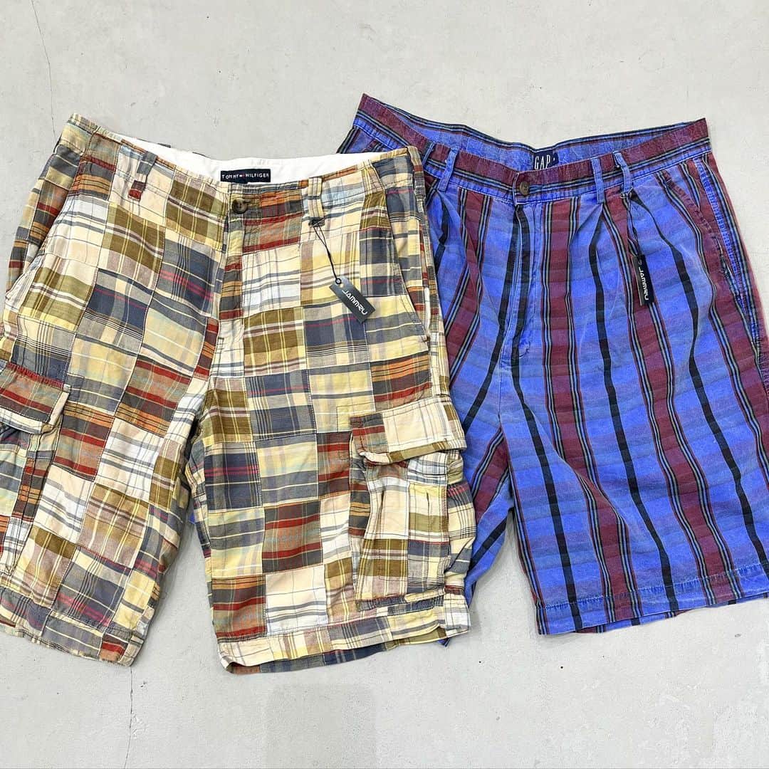 ジャムルのインスタグラム：「OPEN UNTIL 7:00PM . OLD GAP check shorts TOMMY HILFIGER patchwork cargo shorts .  #お問い合わせはお電話で承ります #jammru #osaka  #fashion  #streetstyle  #streetfashion  #vtg  #vintage  #used  #usedclothing  #古着 #古着屋 #ファッション #70s #80s #90s」